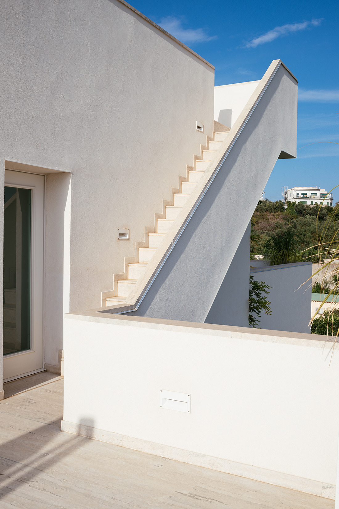 意式风情海滨别墅,现代简约之美-11