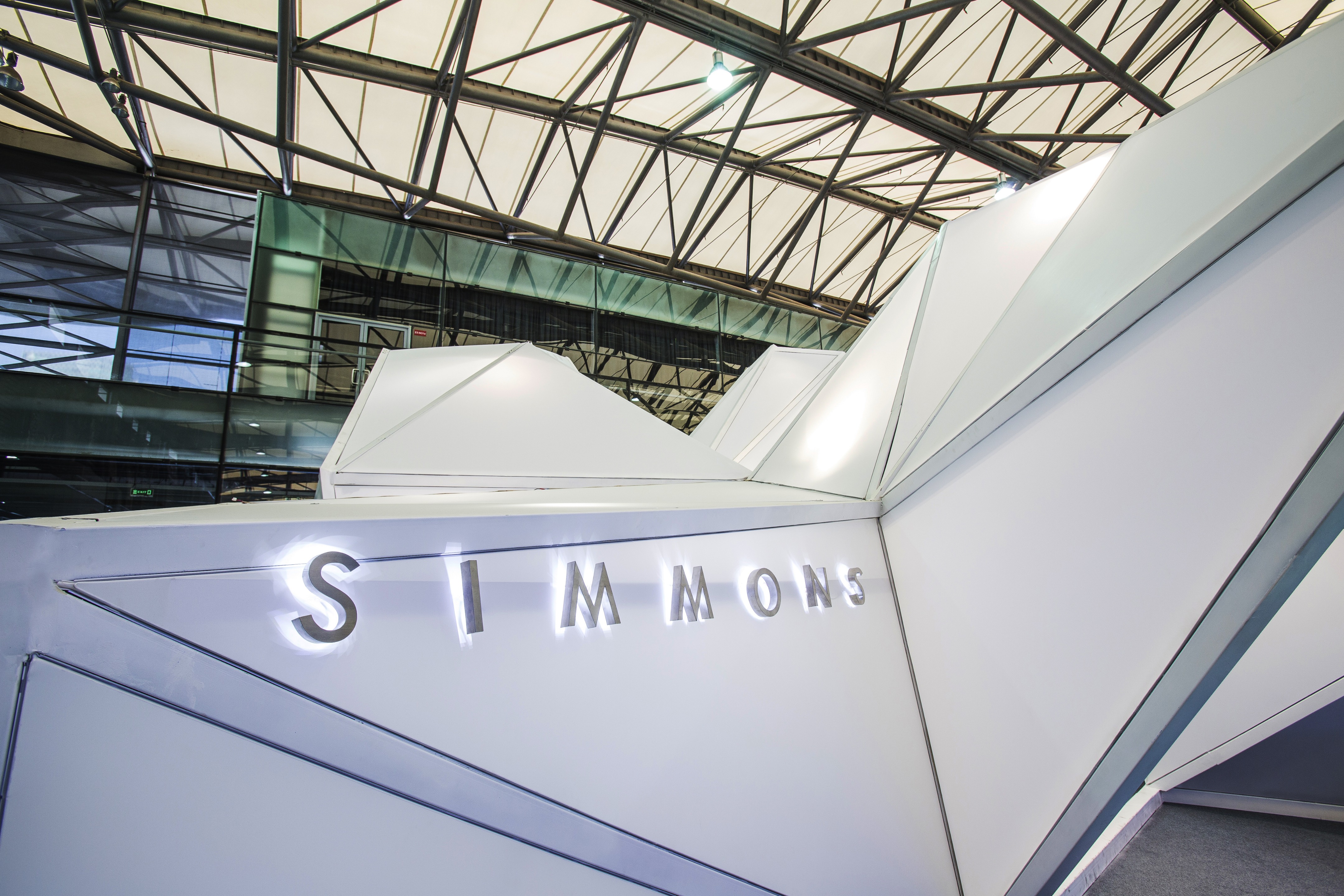 Simmons Bedding 2015 年家具展透明展位设计-3