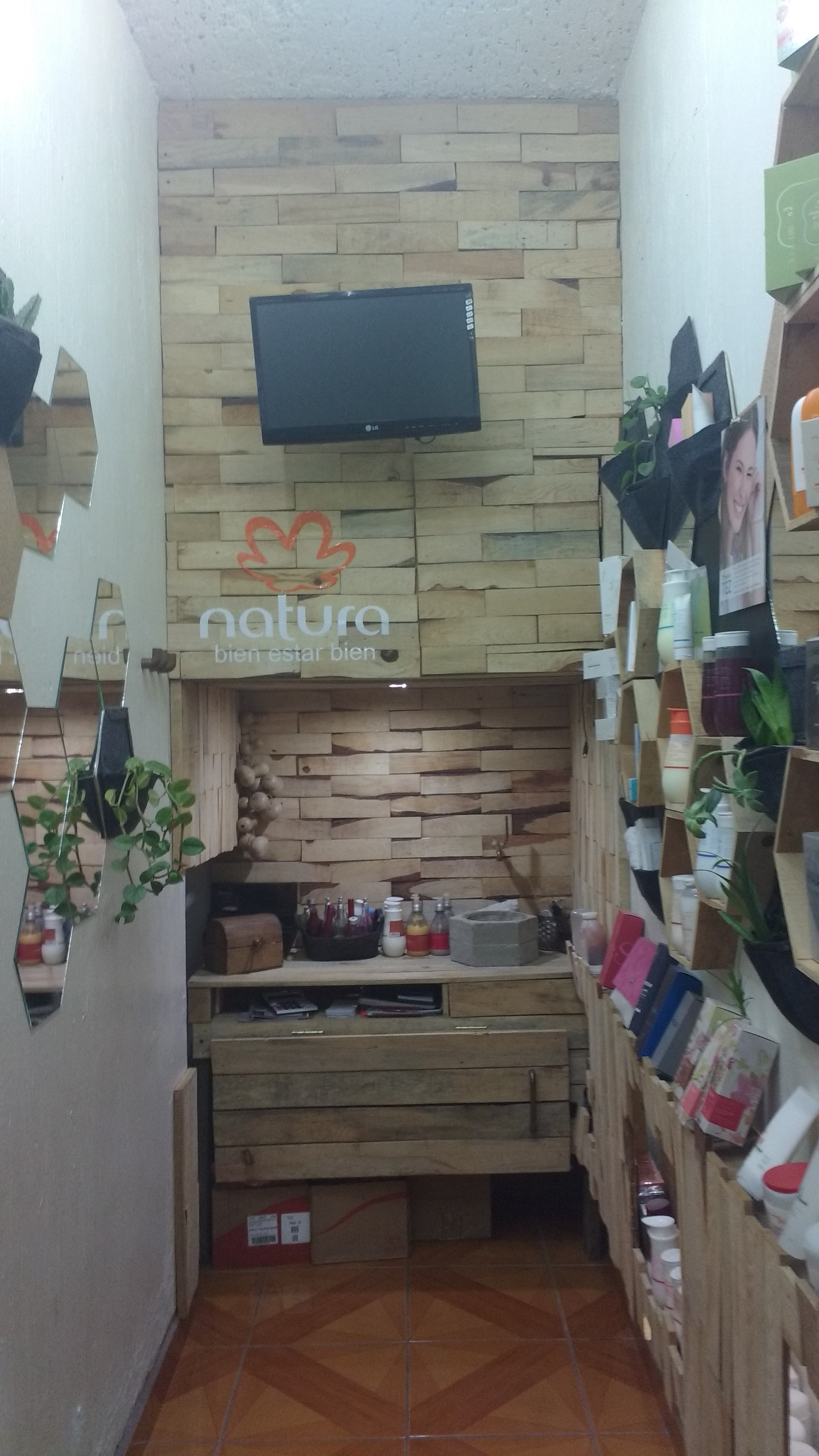 环保可持续的香水化妆品店设计-2