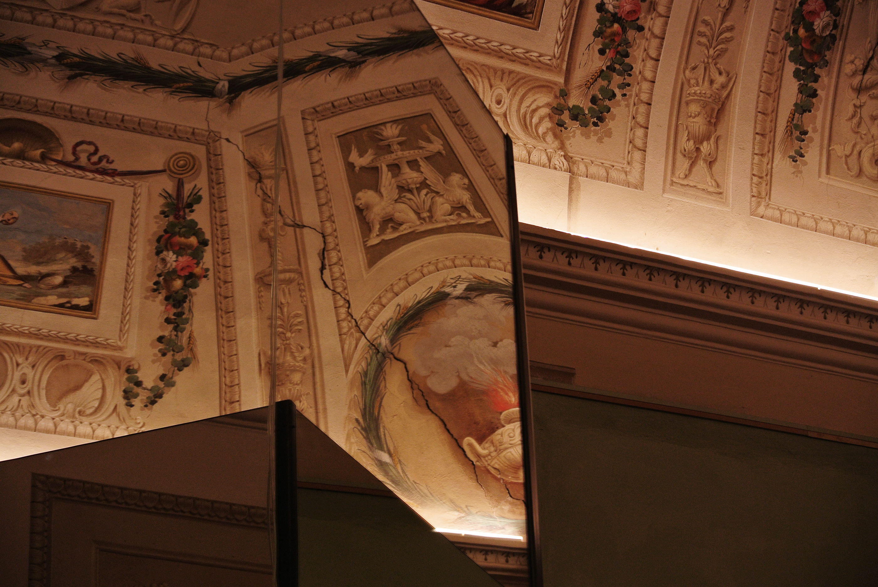 意大利古堡中的现代展览中心-12