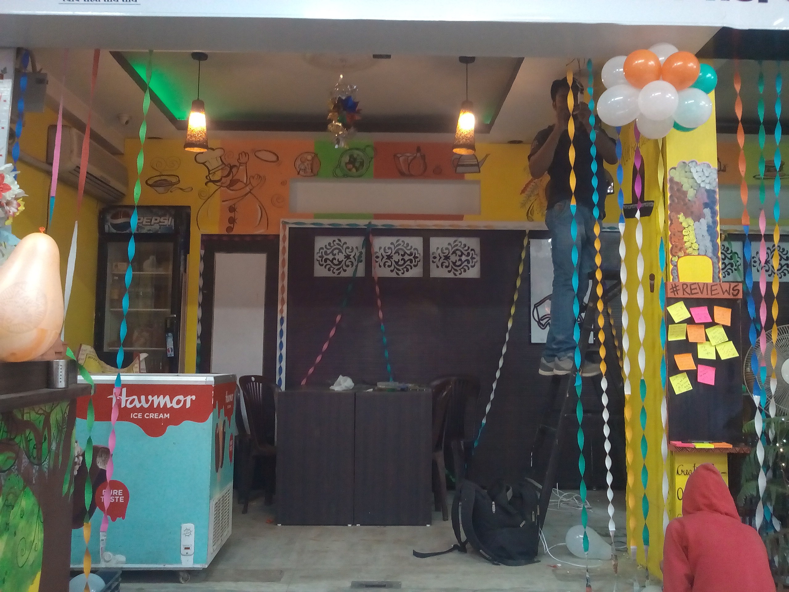 青春色彩的茶室设计——印度 Kulhadwala 茶室-14