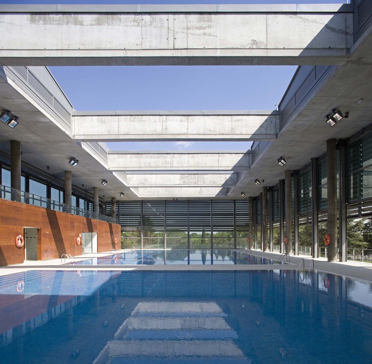 创新翻新体育设施，融入自然美景-13