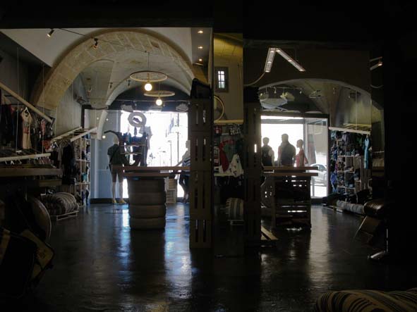 废旧车间变时尚商店的创意重生-9