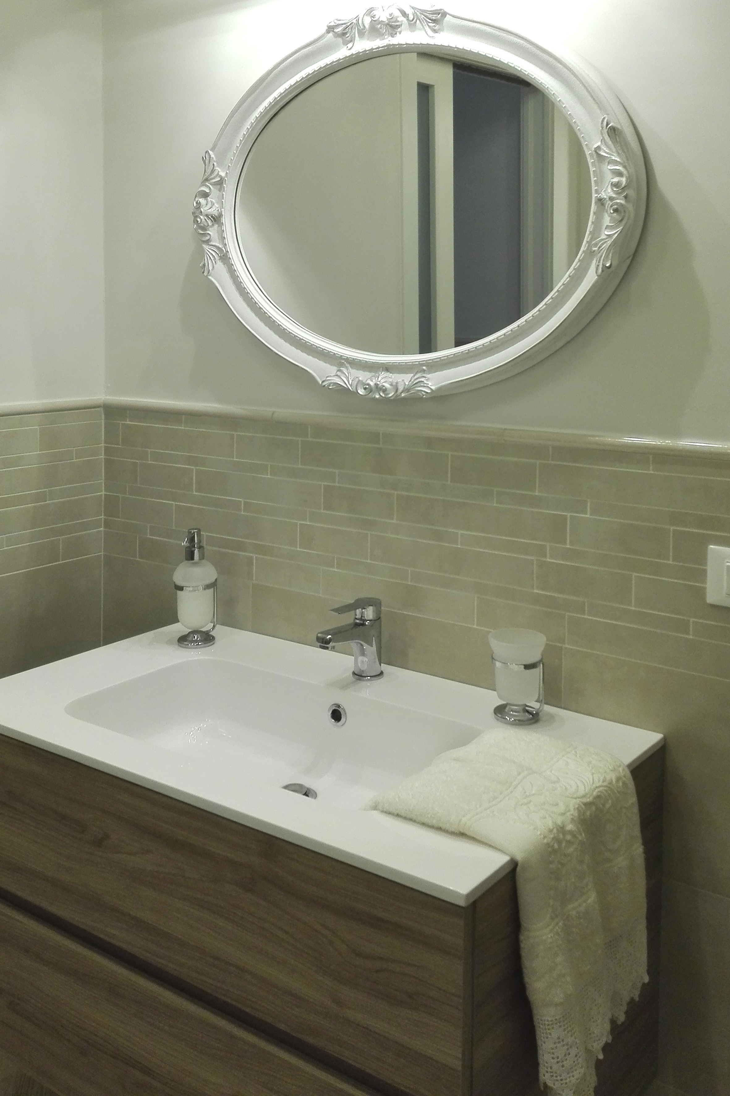 绿色山丘中的家庭住宅 T-28