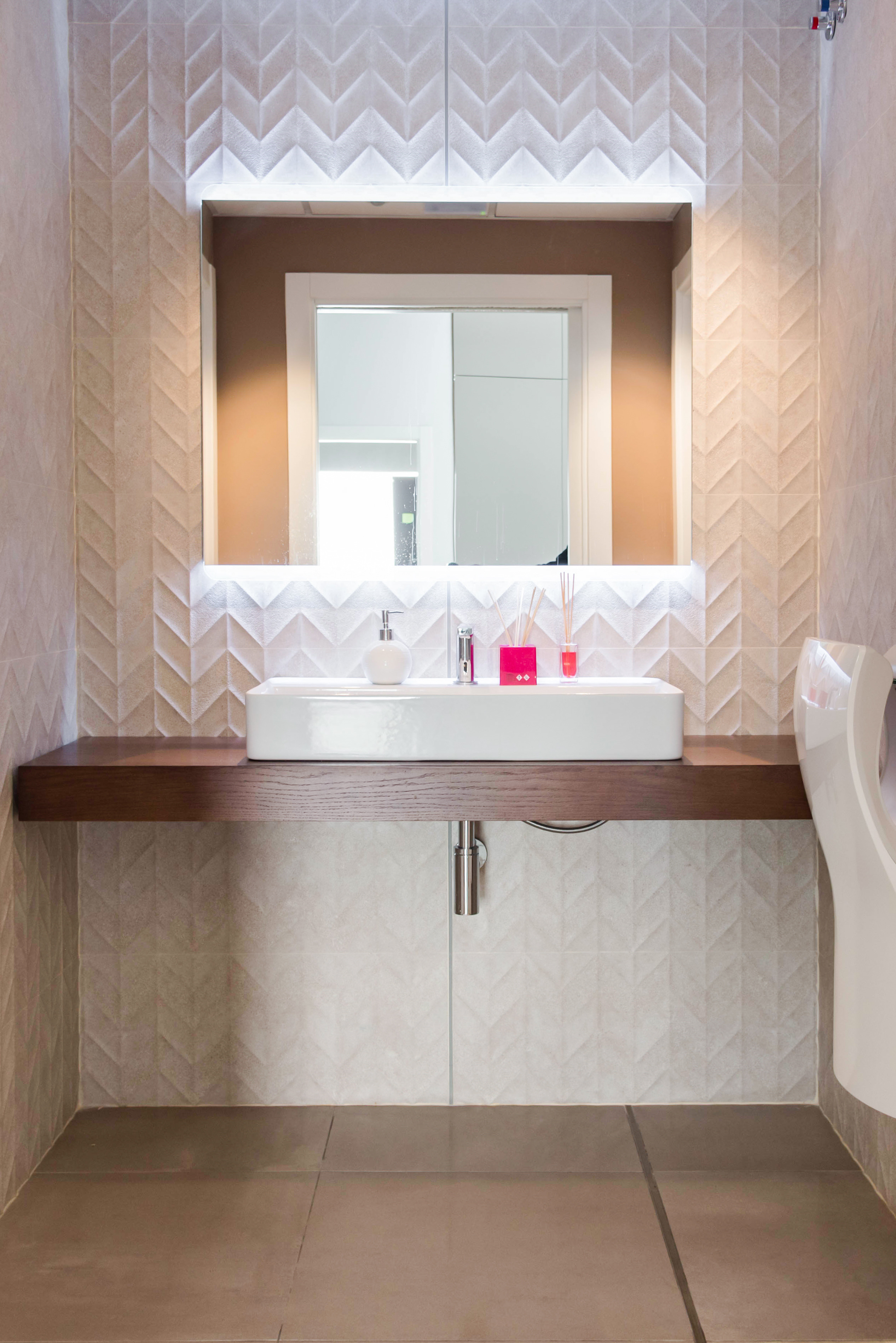 "白色调与高科技材料打造舒适医疗环境"-7