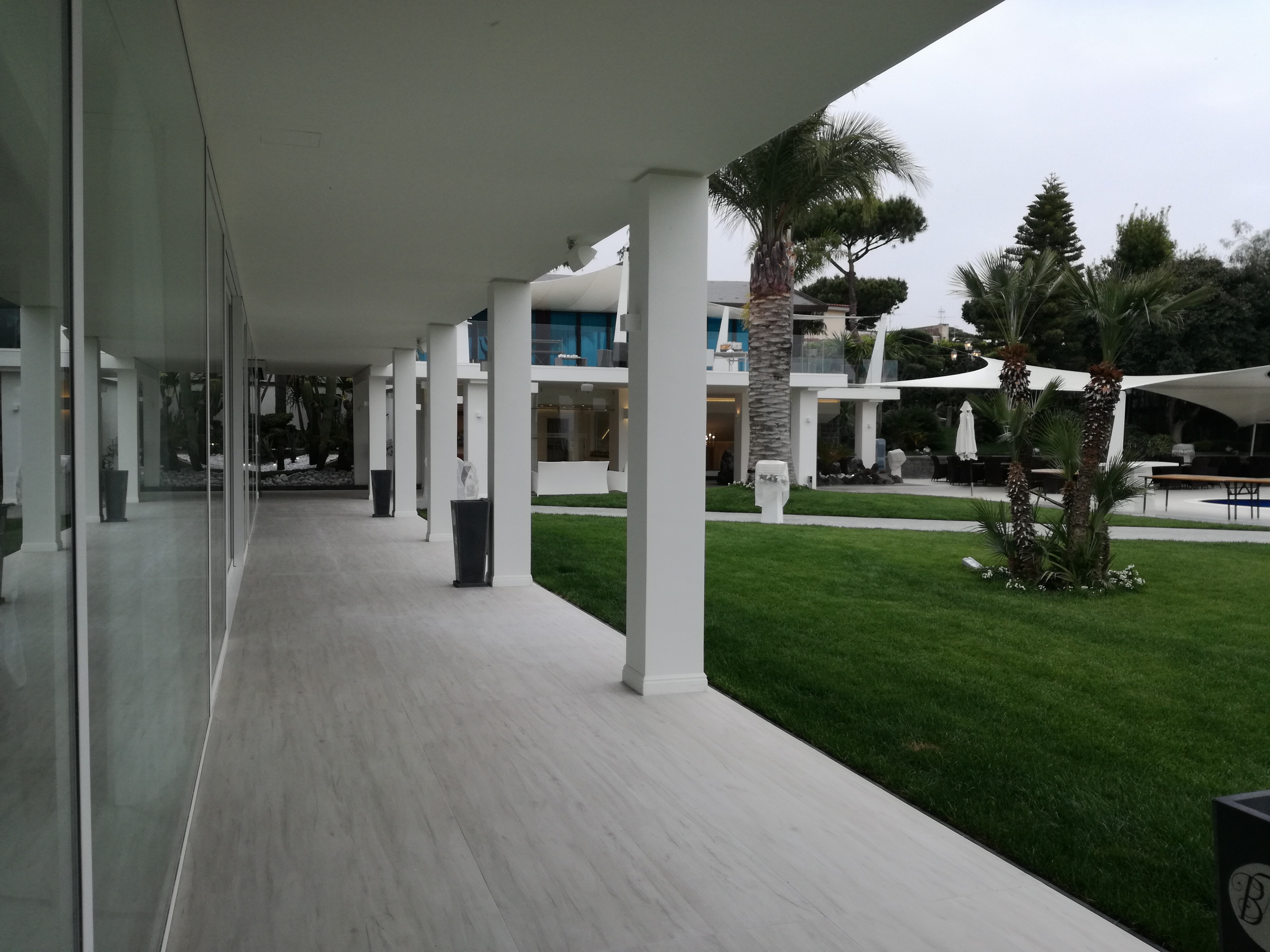 融合自然与建筑的蓝马林俱乐部餐厅设计-29