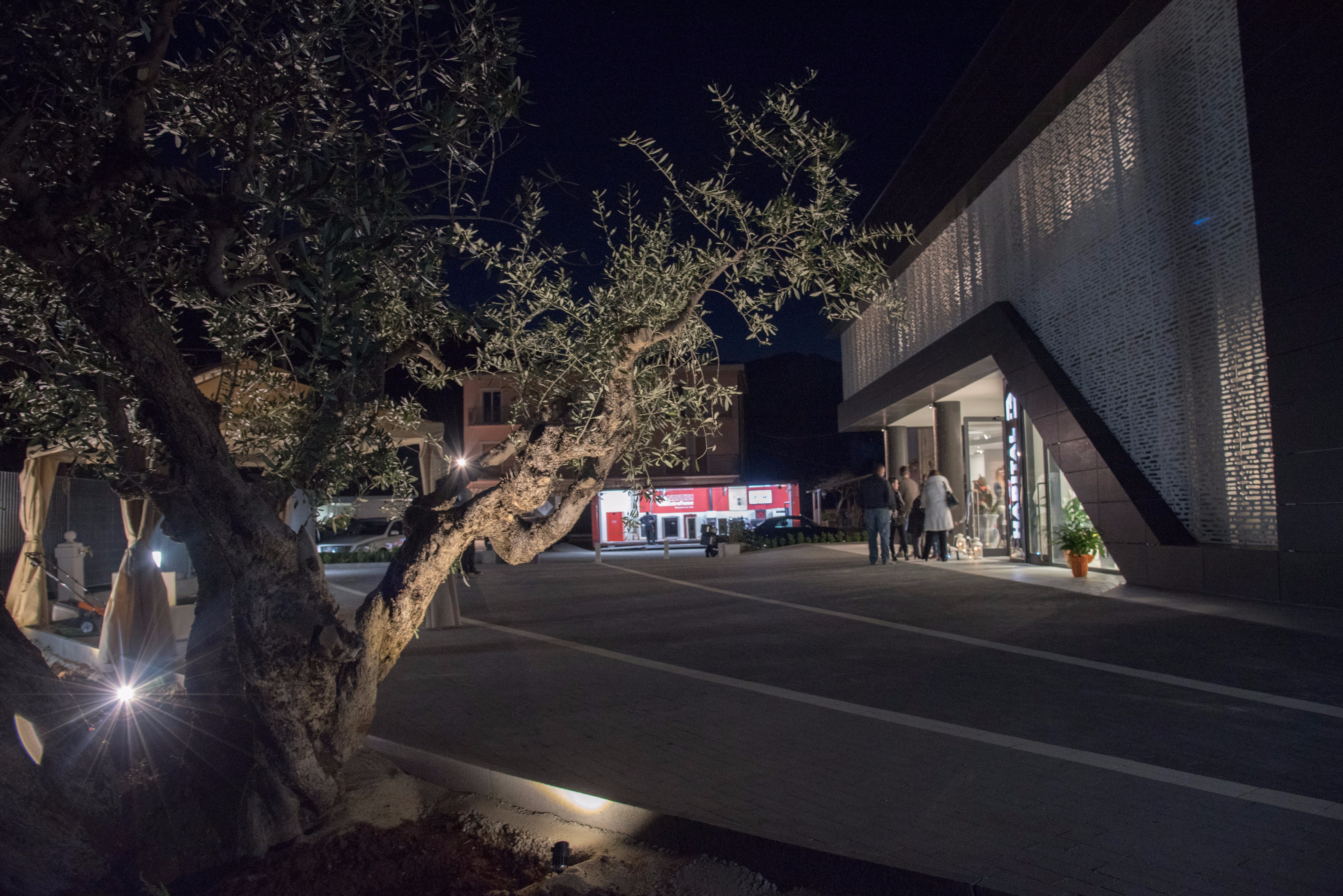 铝构玻璃水泥复合材料打造的意式展厅-11