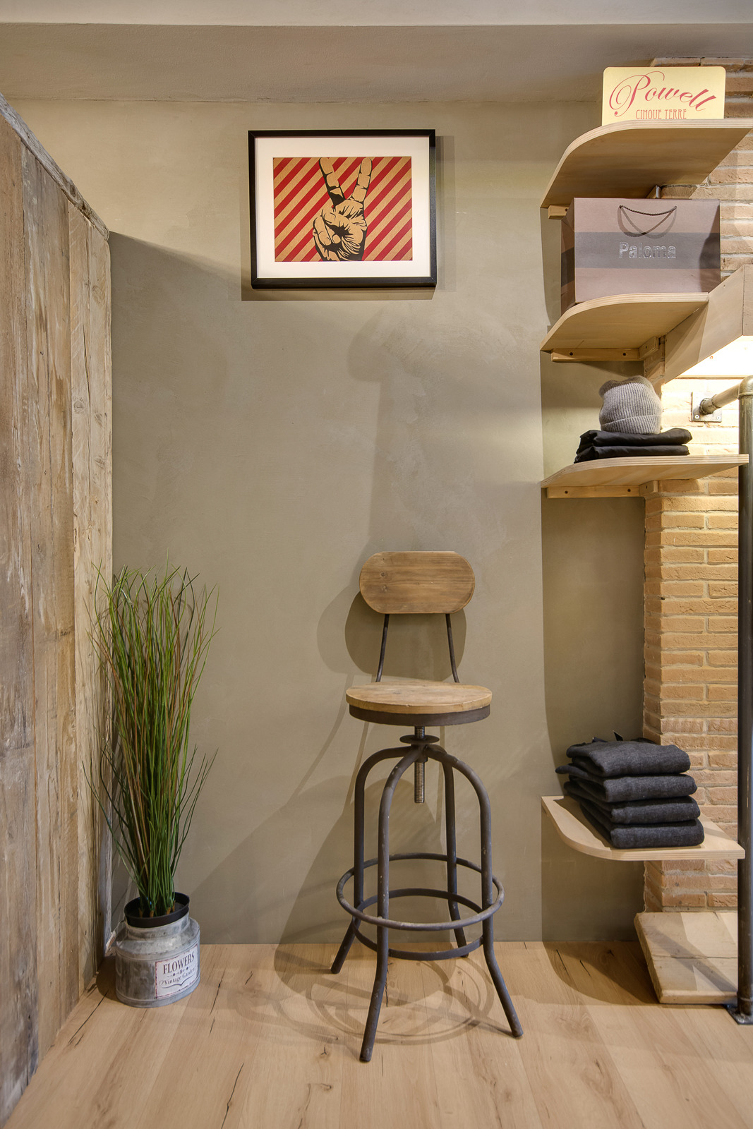 罗马北部绿意盎然的高端服装店-14