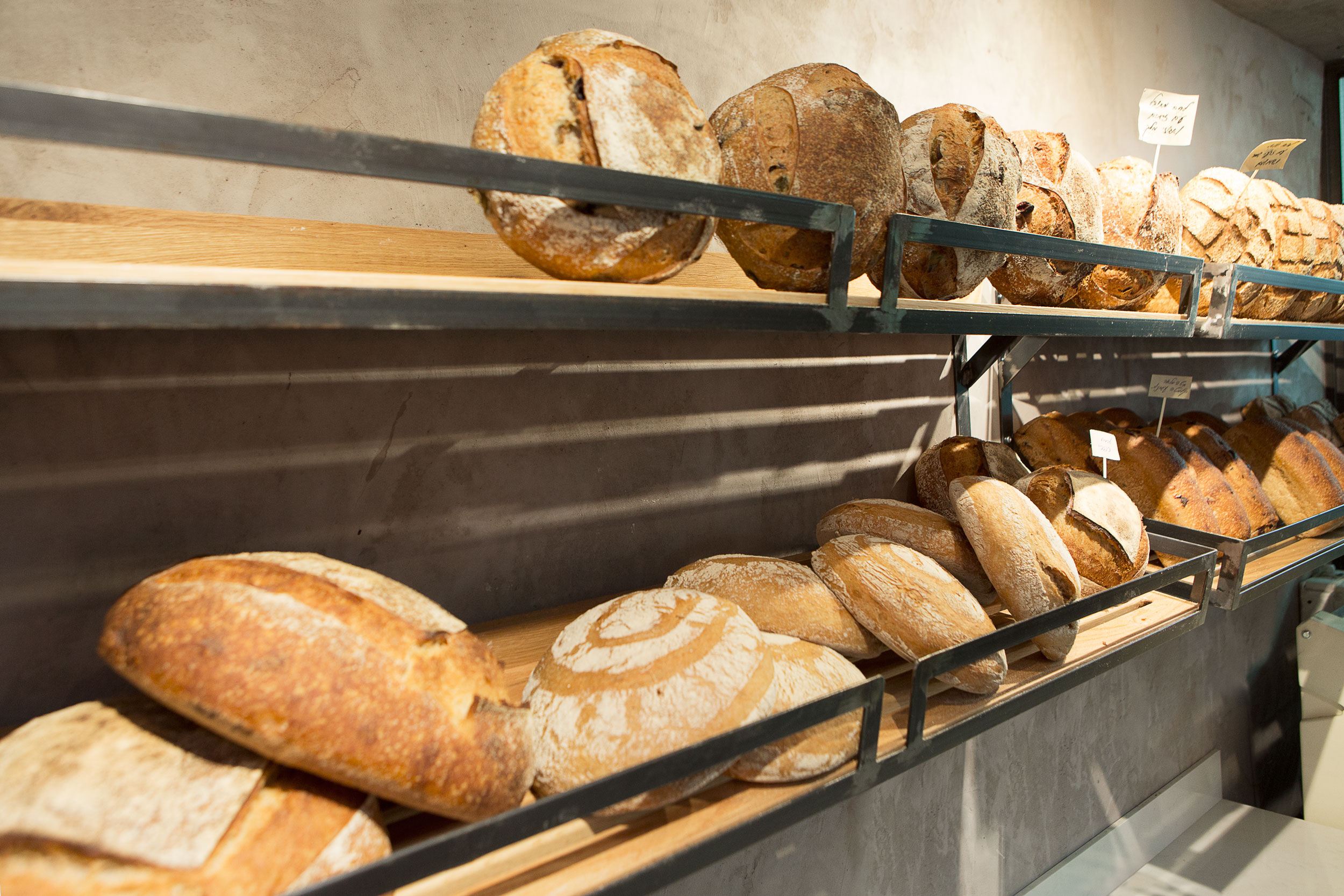 金属木质元素打造的现代烘焙咖啡厅-10