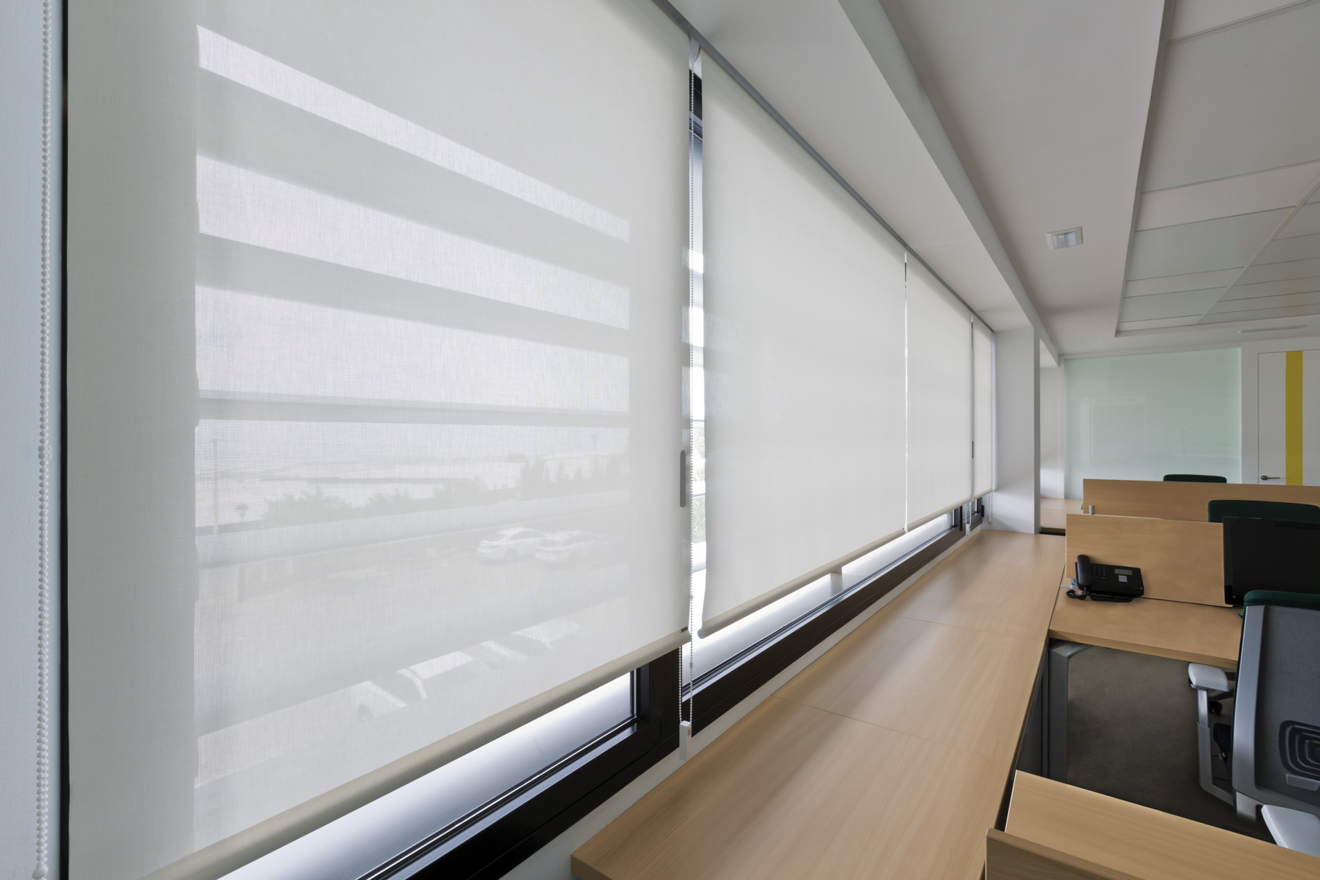 现代西班牙办公室的舒适卷帘设计-4