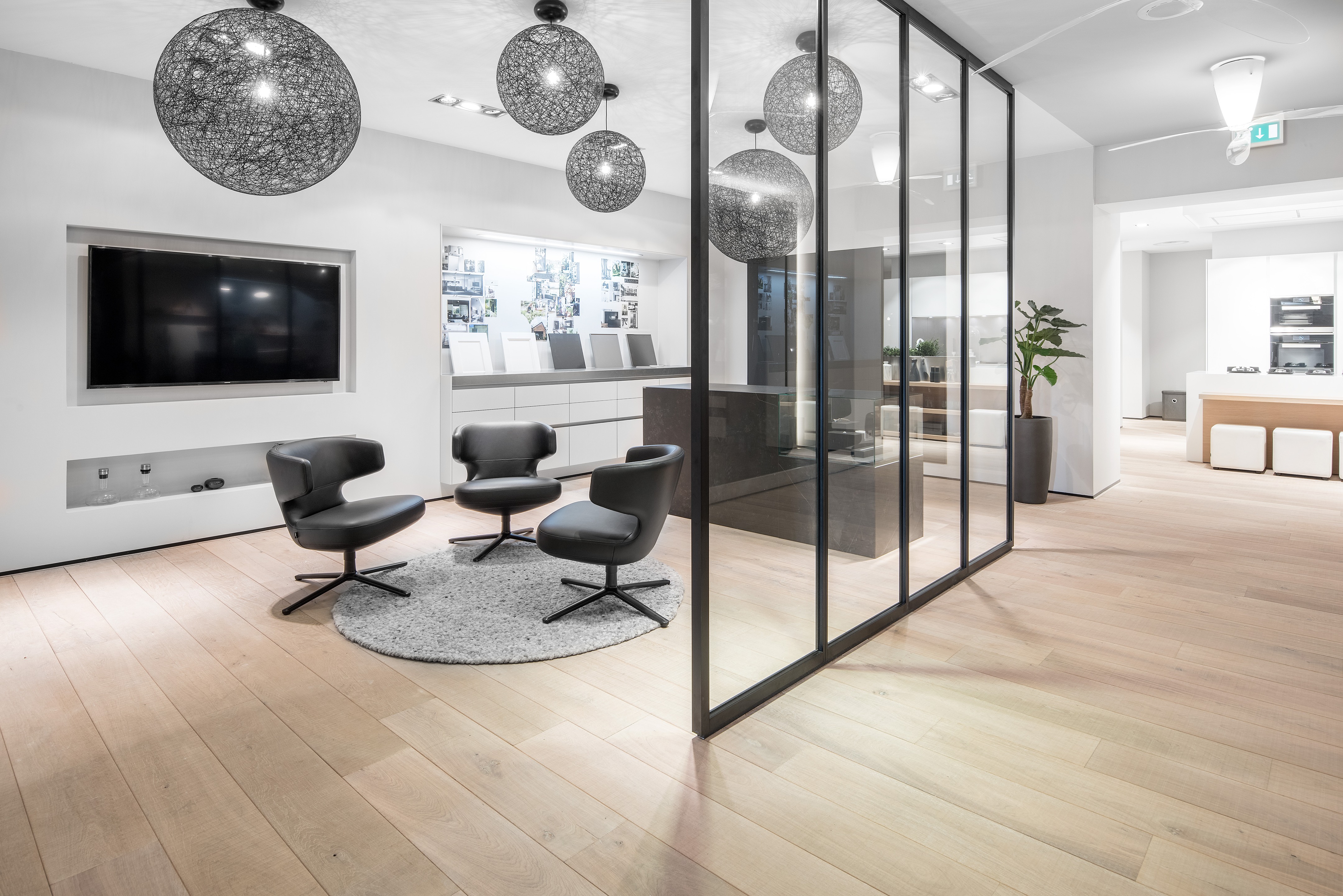 荷兰厨房展示厅的白色细锯橡木地板设计-11