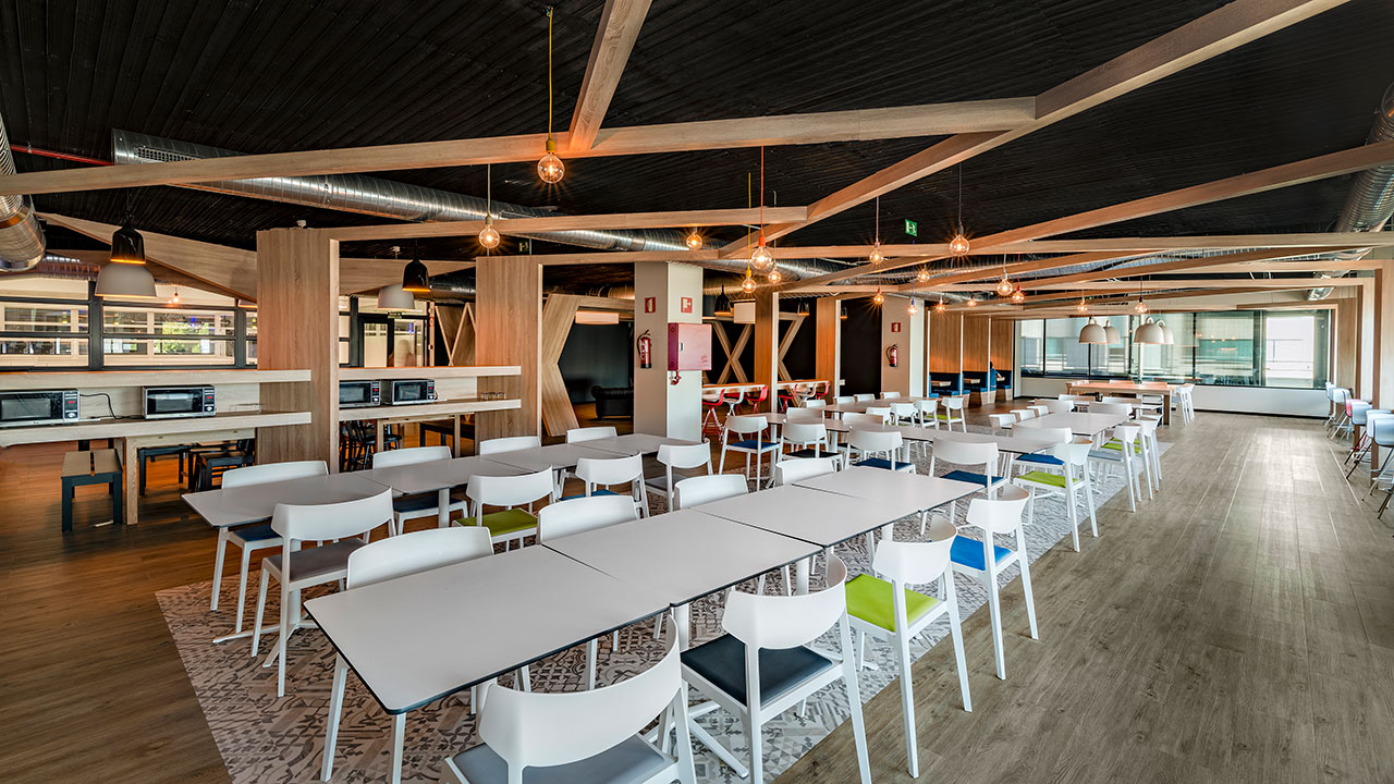 "雷诺汽车新总部 | 功能性、创新与舒适的办公空间"-17