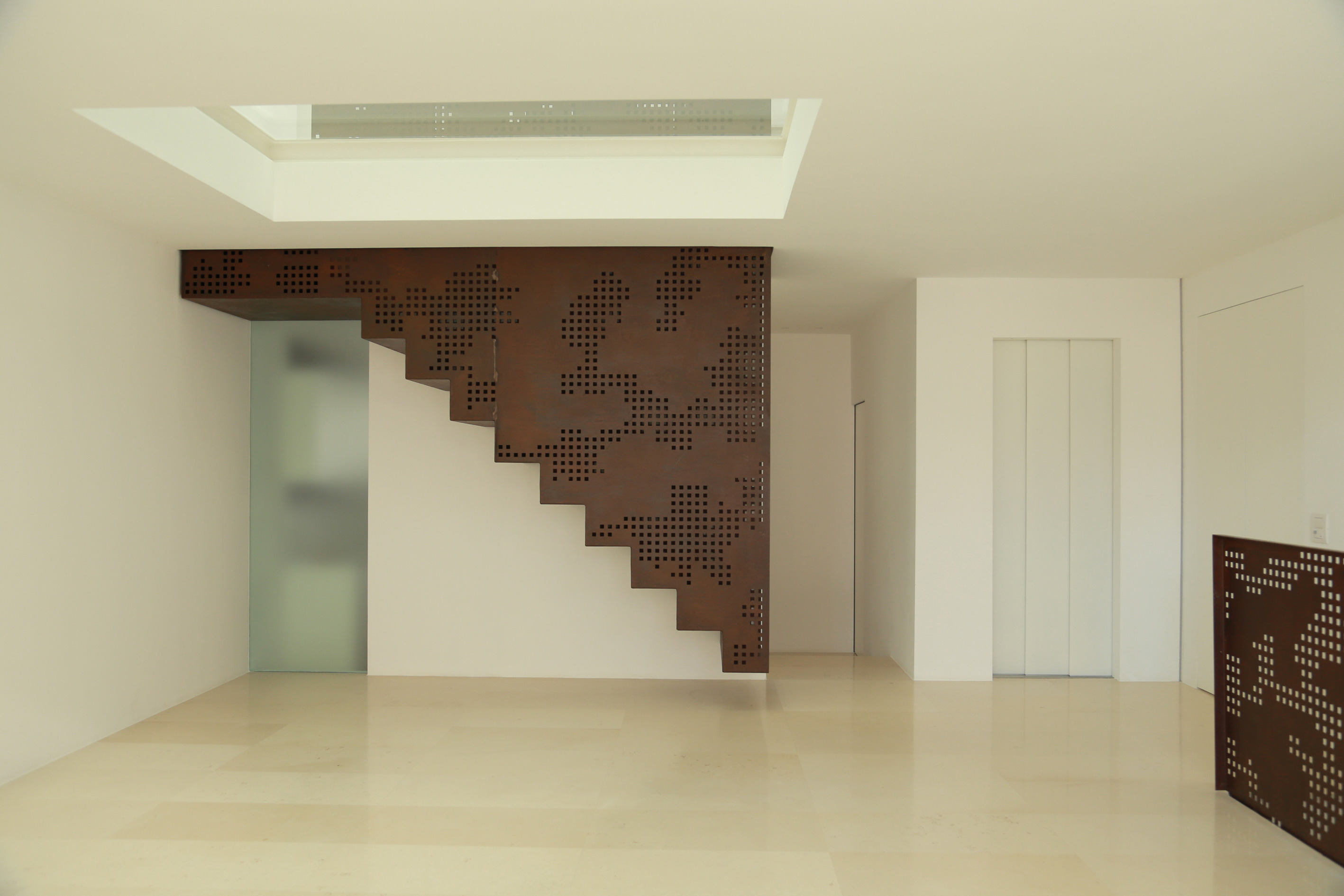 岩石中的三层住宅-8