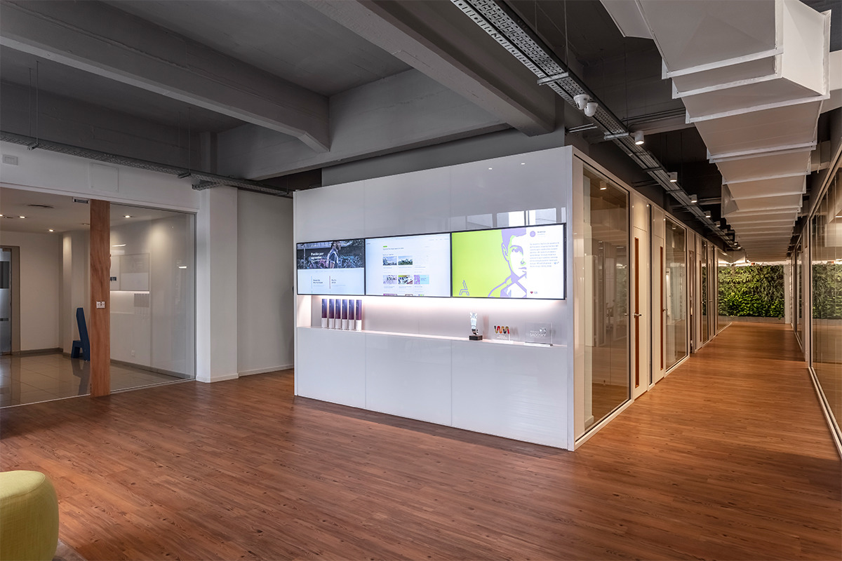 灵活多变的空间设计,打造线上线下融合的教育基地-17