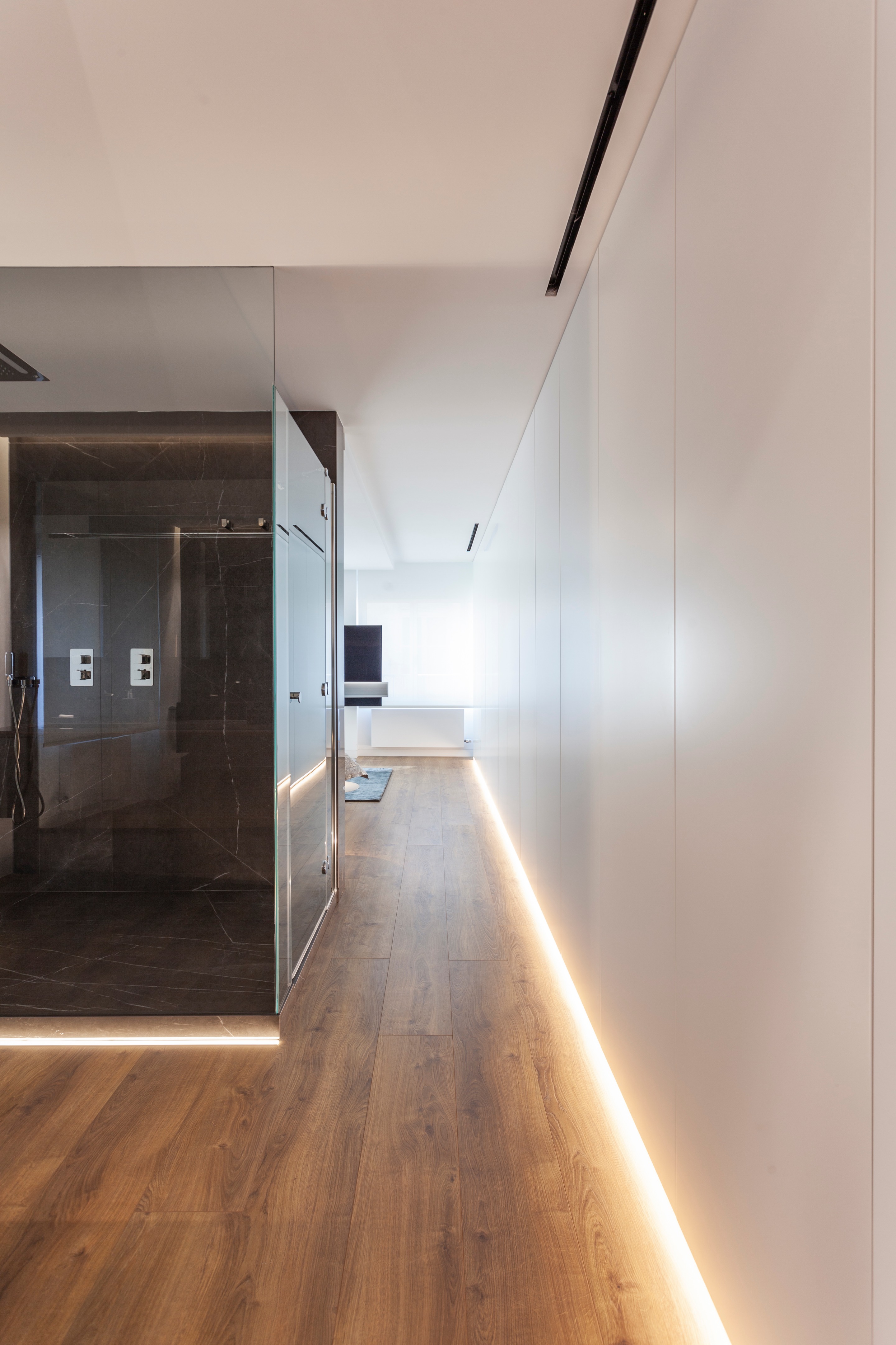 极简风格顶层公寓，温暖木质地板与经典黑白浴室设计-19