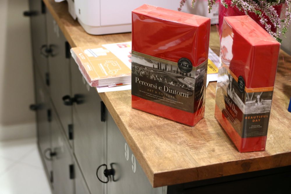 定制化木饰打造私密旅游咨询空间-21