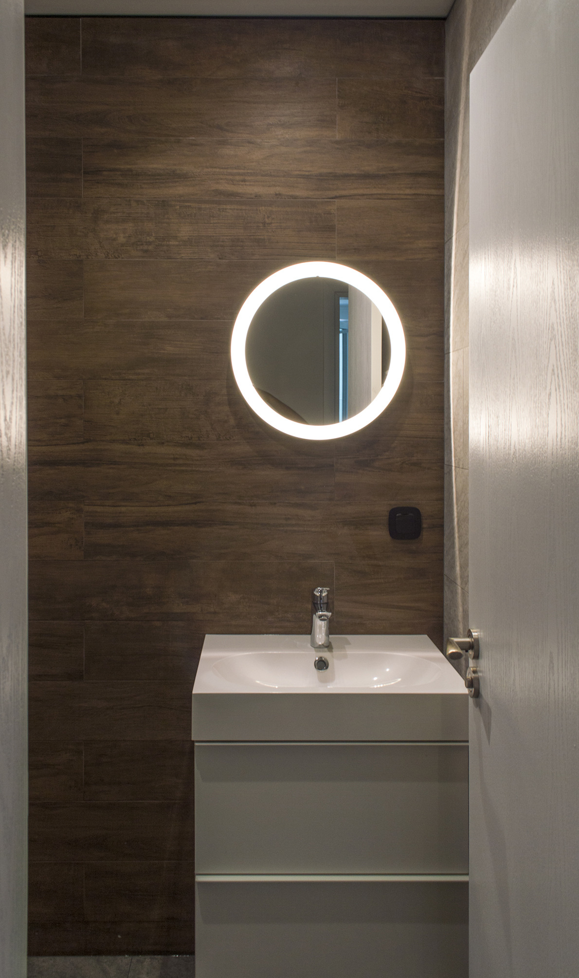 保加利亚索非亚公寓的包豪斯风格室内设计-18