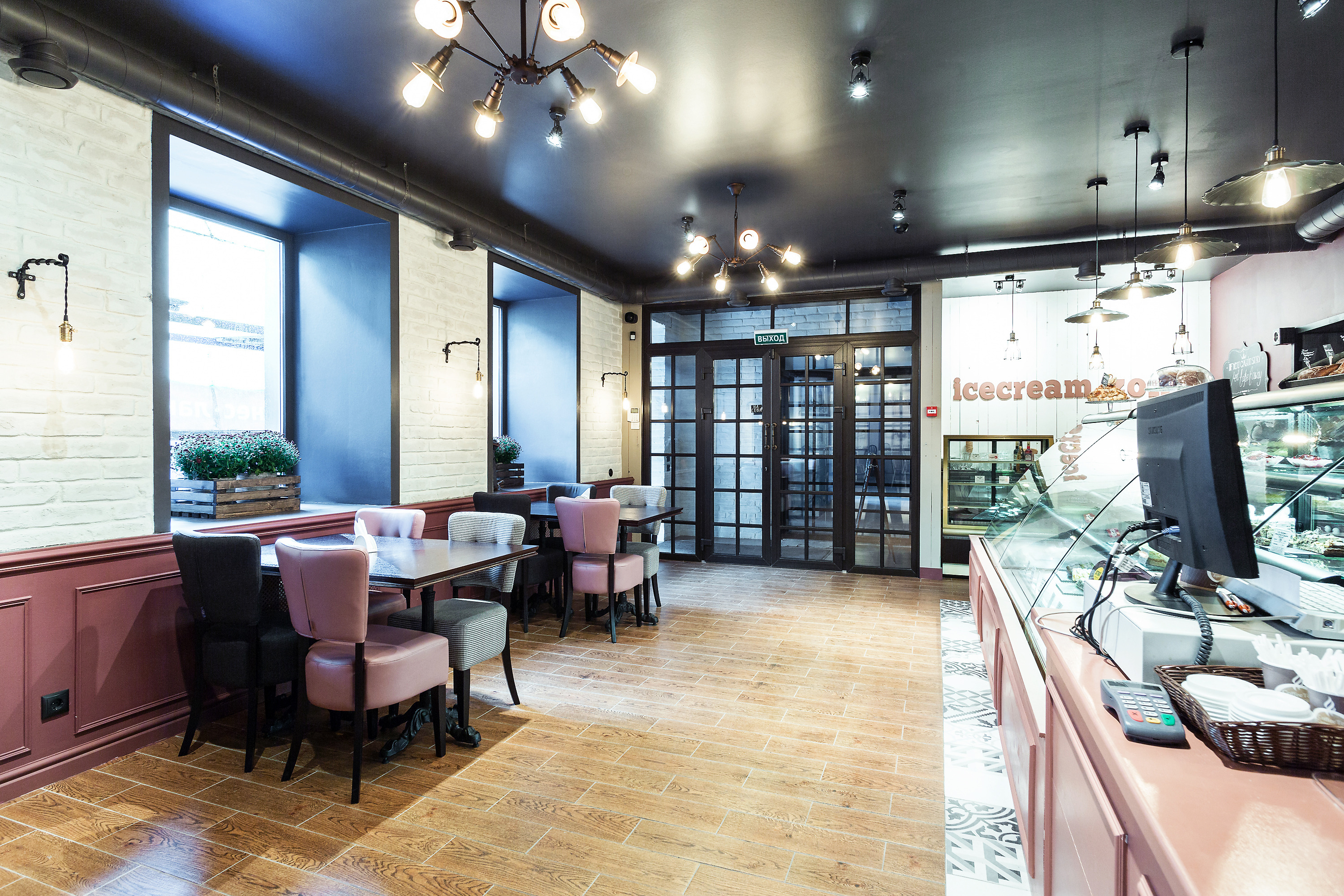 历史砖石与深色调的完美结合，打造温馨咖啡馆空间-5