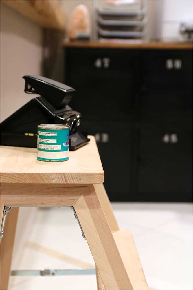 定制化木饰打造私密旅游咨询空间-2