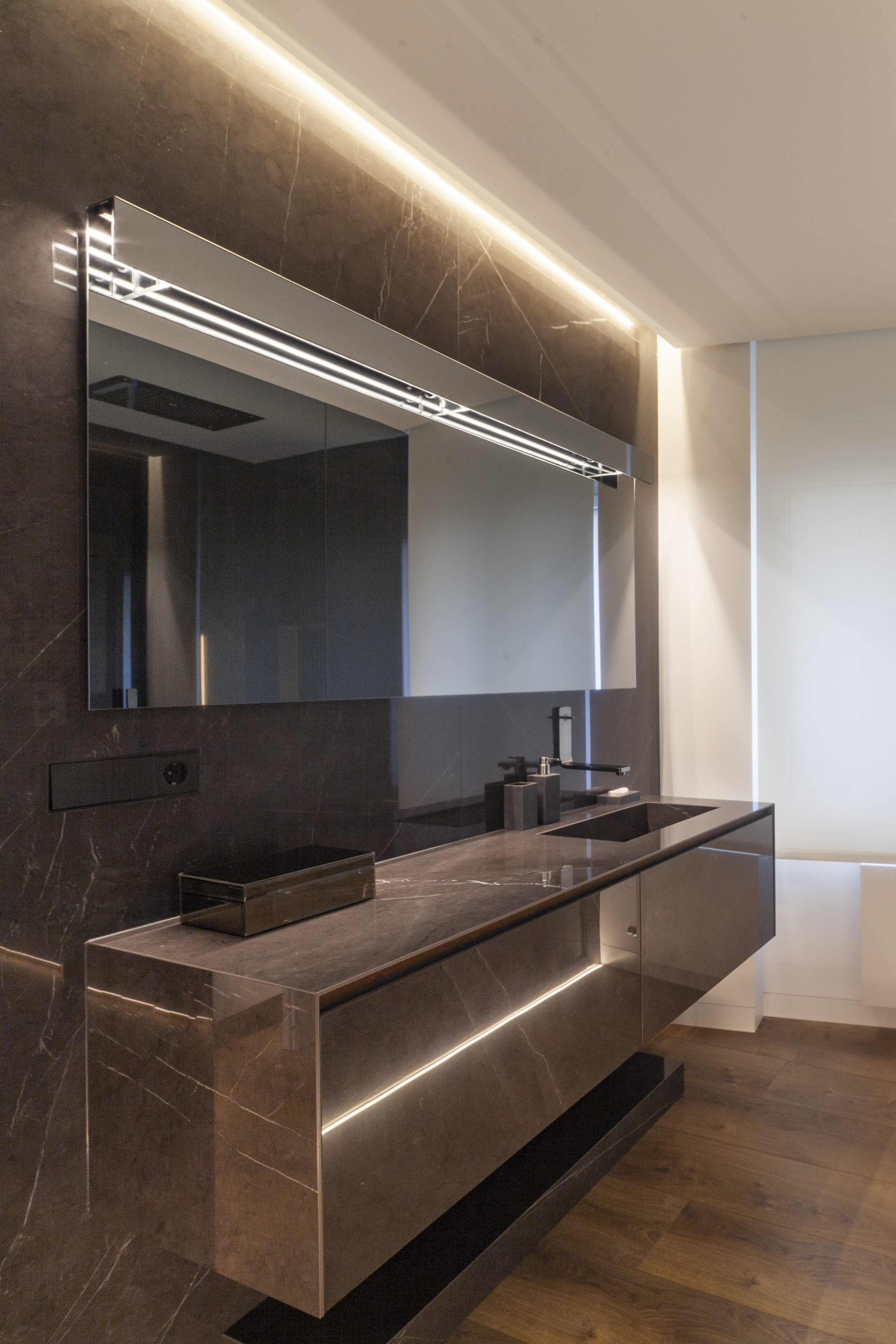 极简风格顶层公寓，温暖木质地板与经典黑白浴室设计-21