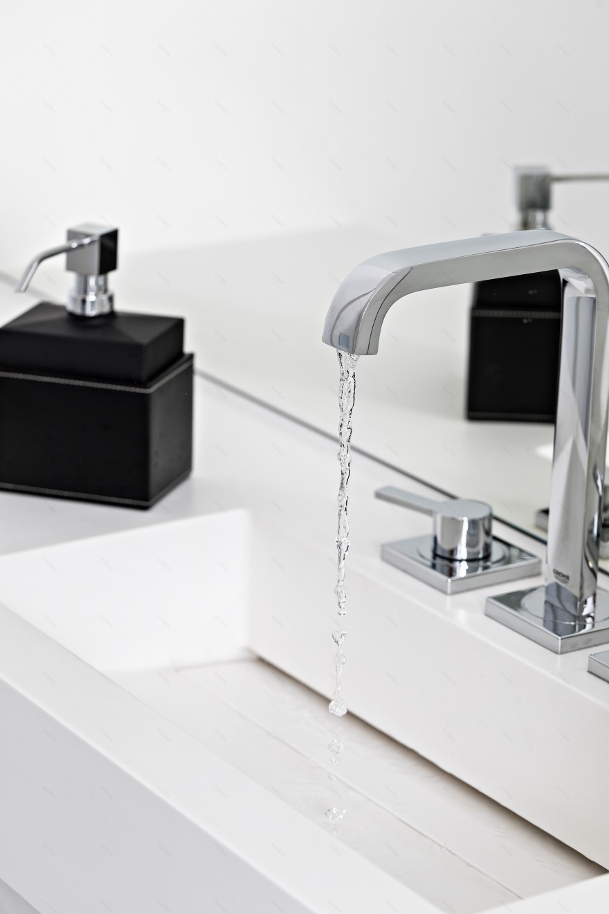 梦幻 Garda 湖畔豪华别墅 | 白色简约与 HI-MACS® 材料的创新运用-24