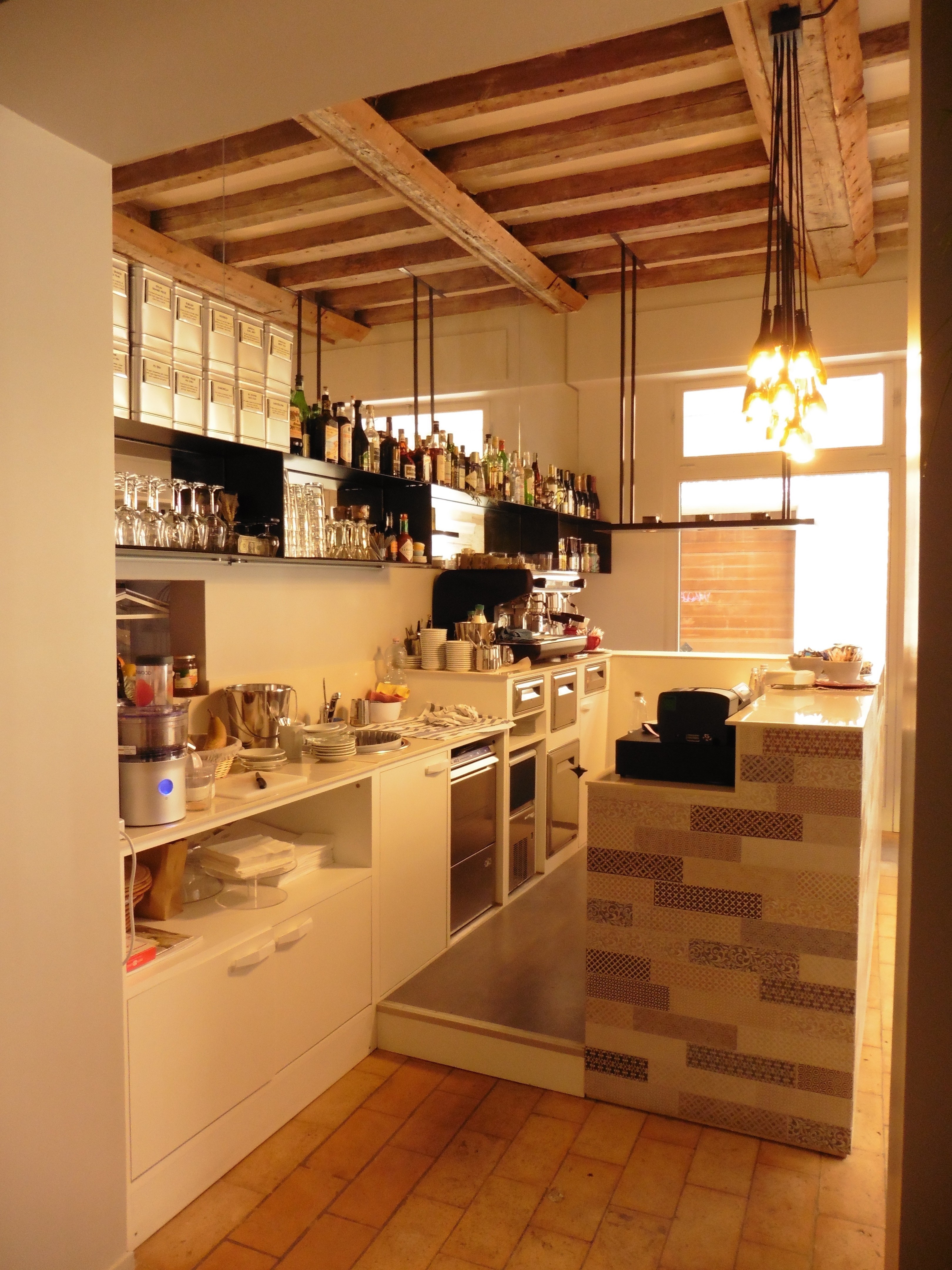 摩德纳历史建筑中的现代餐饮空间-2