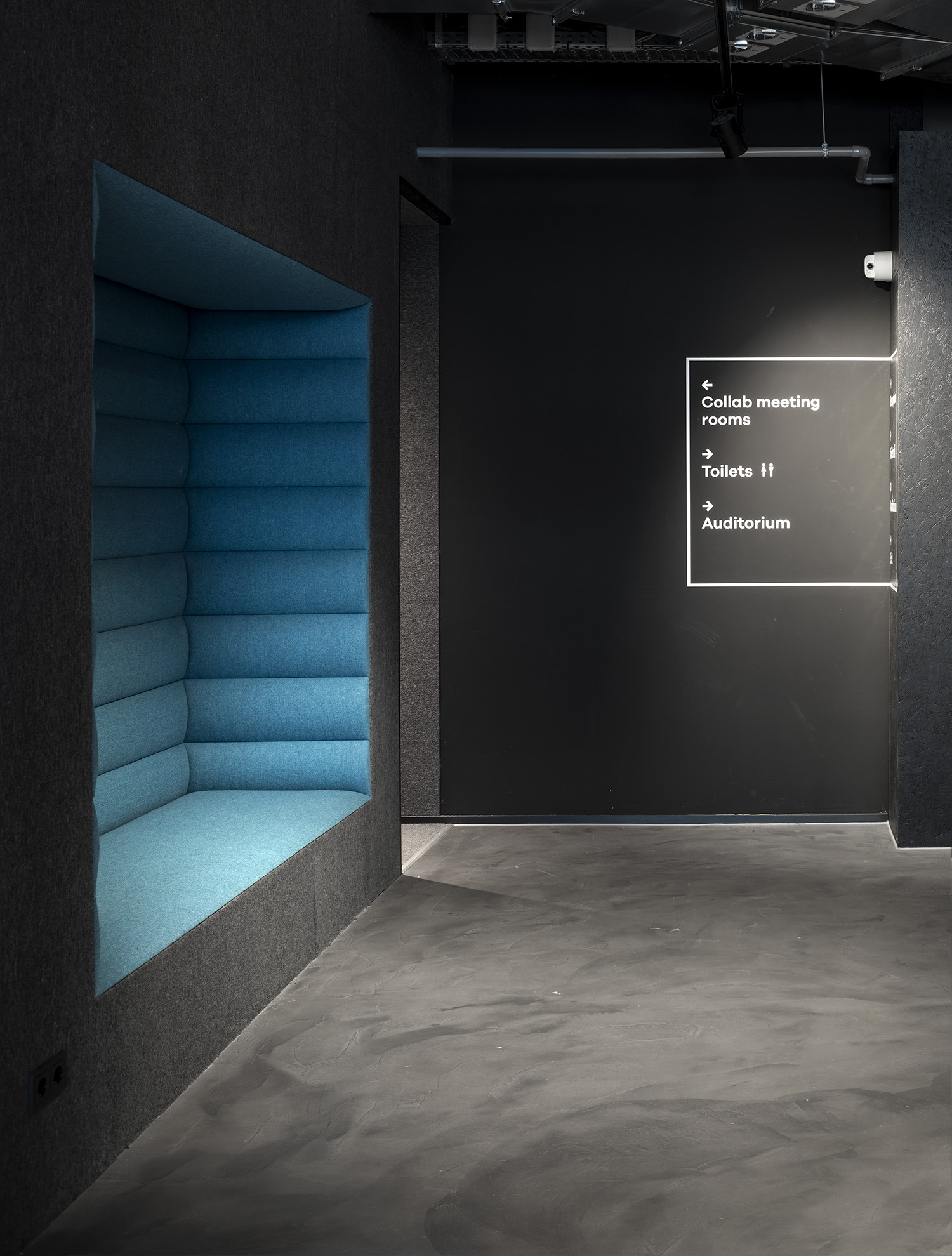 Amsterdam 地标建筑变身创意共享办公空间-26