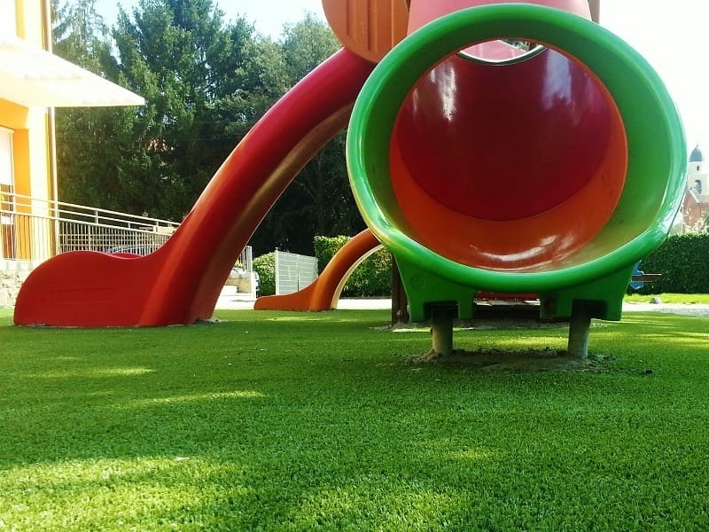 幼儿园户外抗摔草皮游乐区打造-1