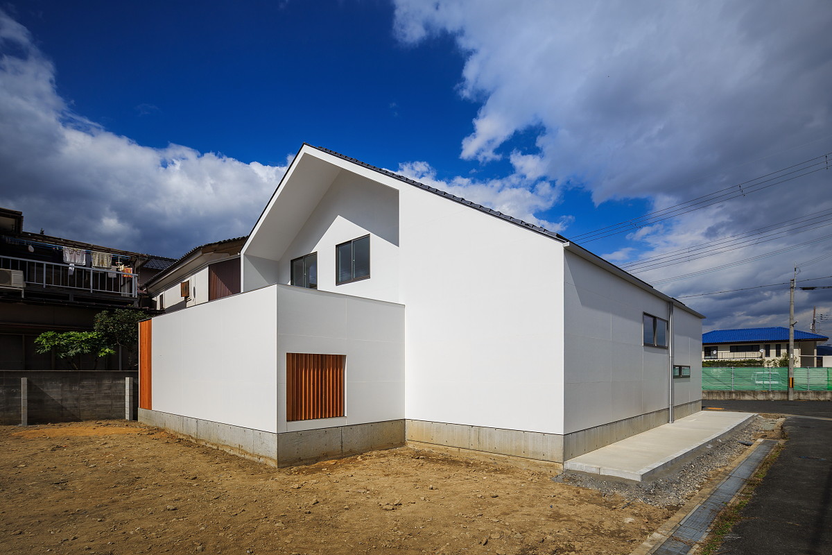 京都豪斯洛极简住宅 | 木质定制空间与倾斜天花板设计-6