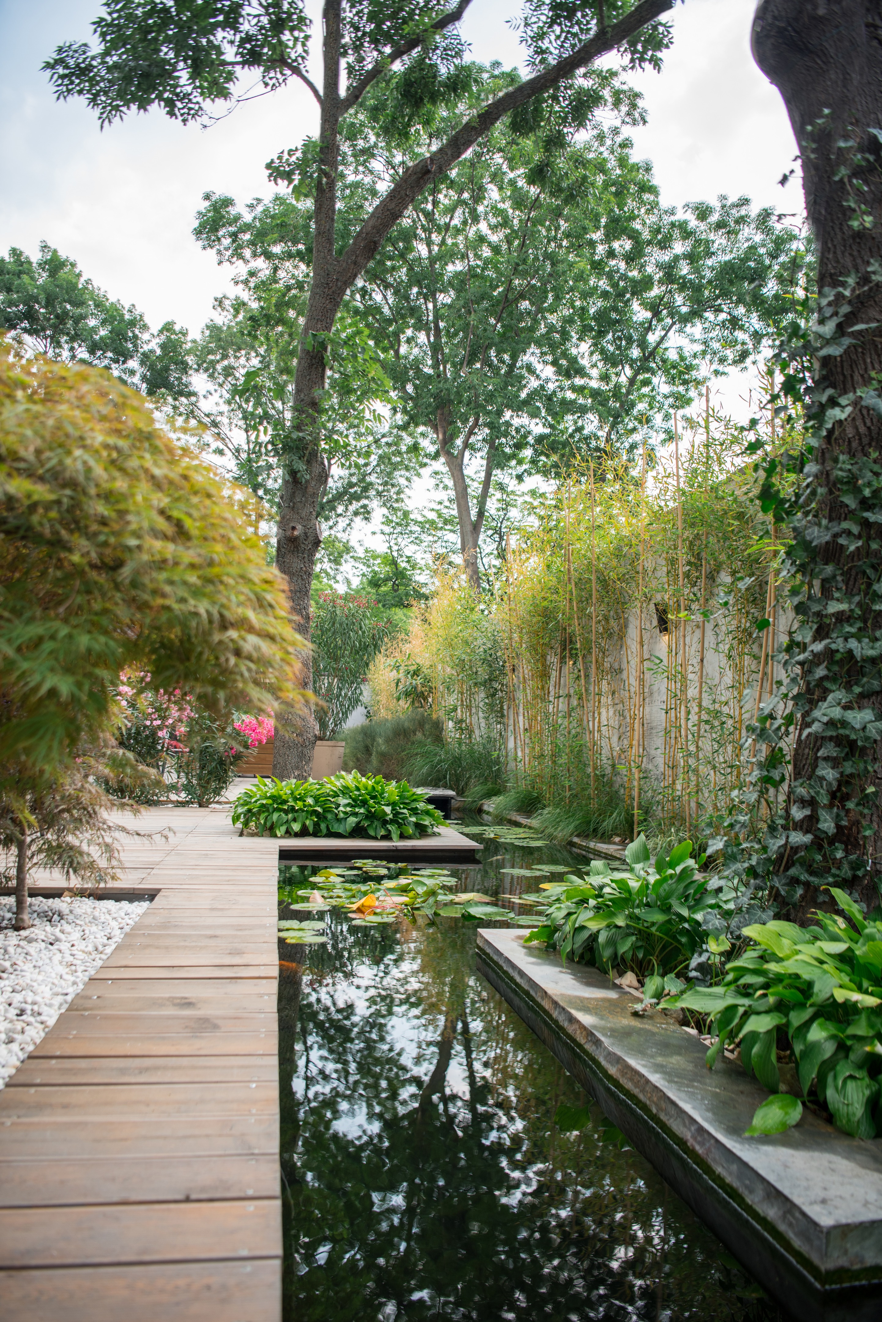 乌克兰 Azuma 餐厅露台 | 城市绿洲的餐饮空间-7
