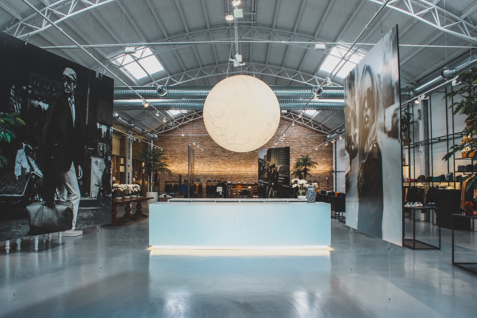 废弃工业建筑的时尚变身——Ghelfi 服装店室内设计-0