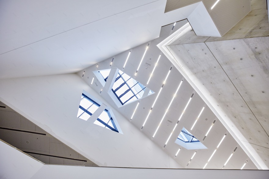 Durham 大学新 Ogden 中心 | 螺旋形木质立面与可持续设计的完美结合-12