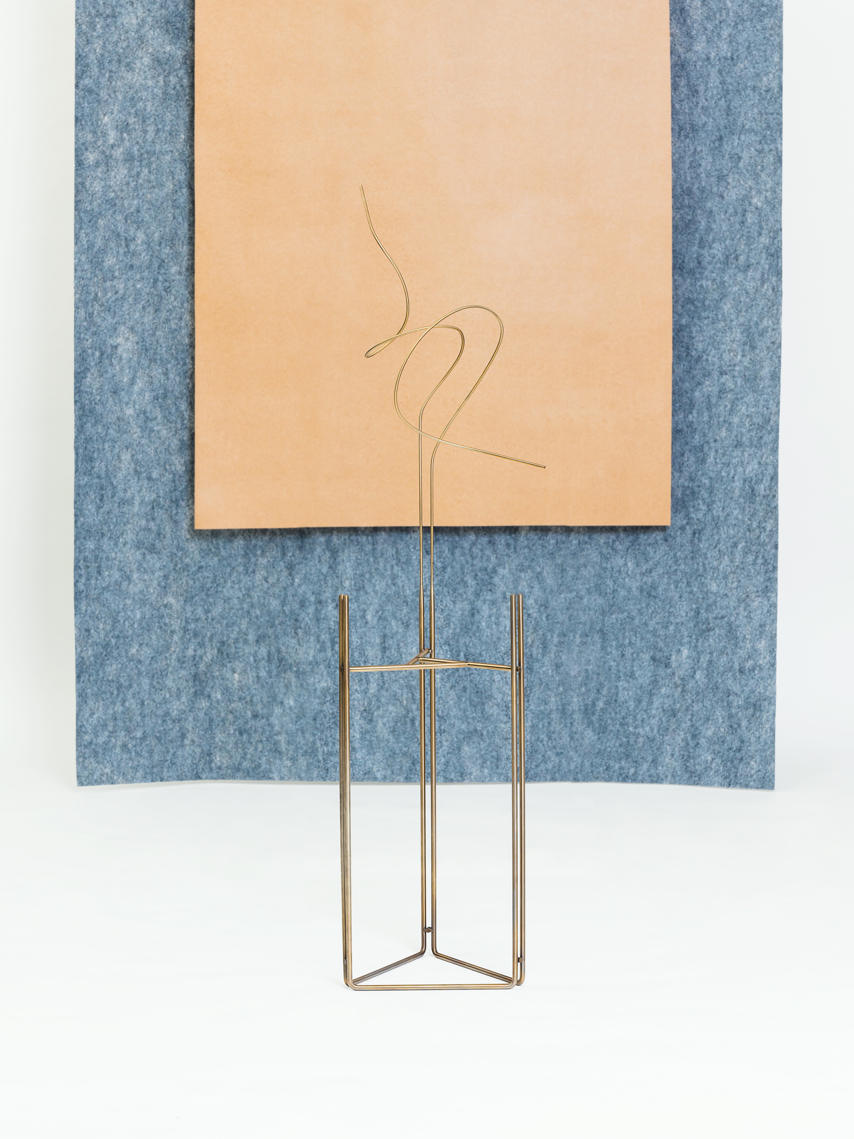 Linha 系列家具 | 灵活金属杆打造的多功能绿植与家居设计-9