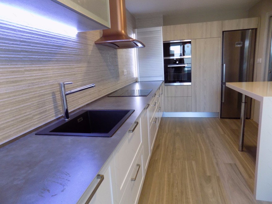 现代复古厨房,工业风与早餐文化的完美融合-9