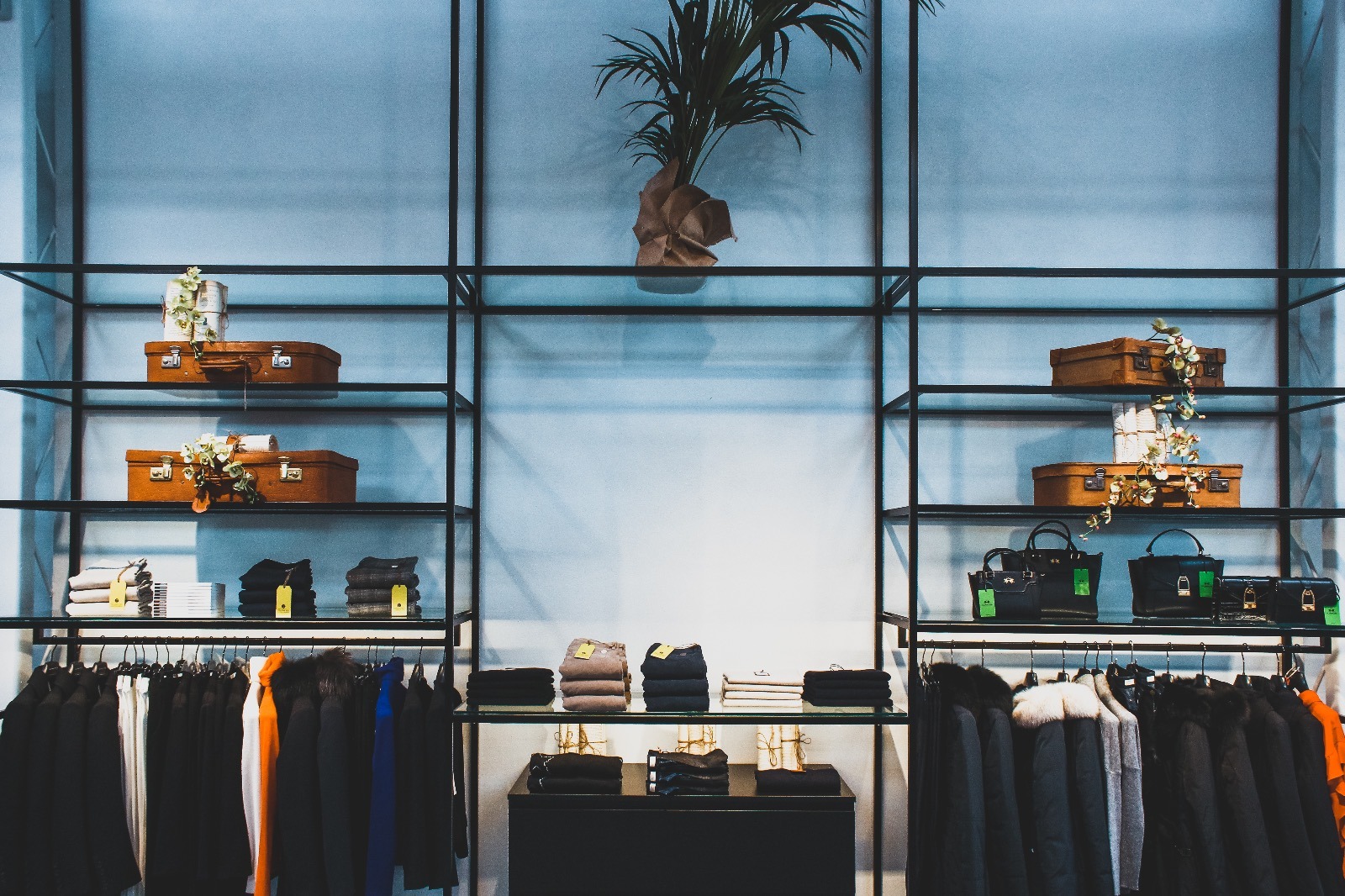 废弃工业建筑的时尚变身——Ghelfi 服装店室内设计-7