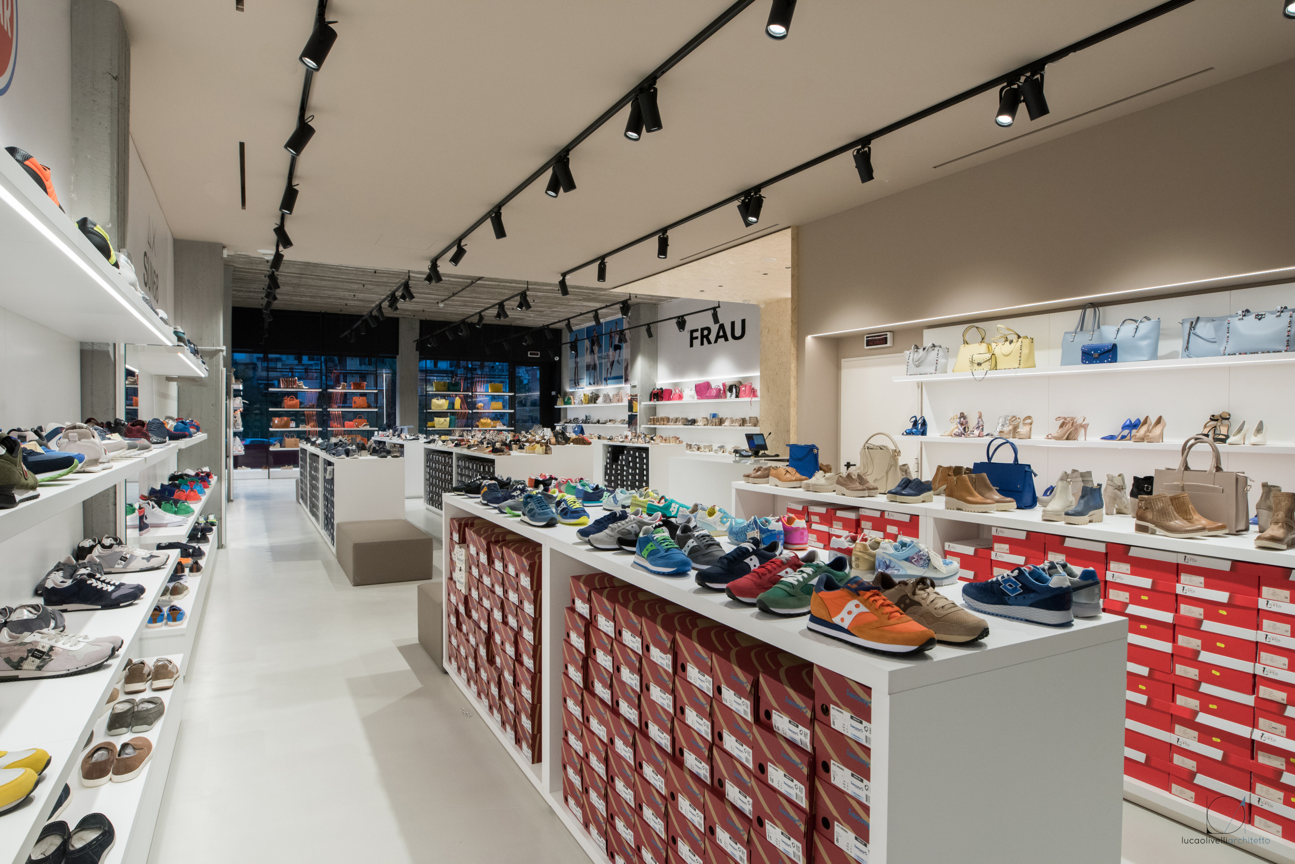 2018 年博纳科索品牌折扣店室内设计-10