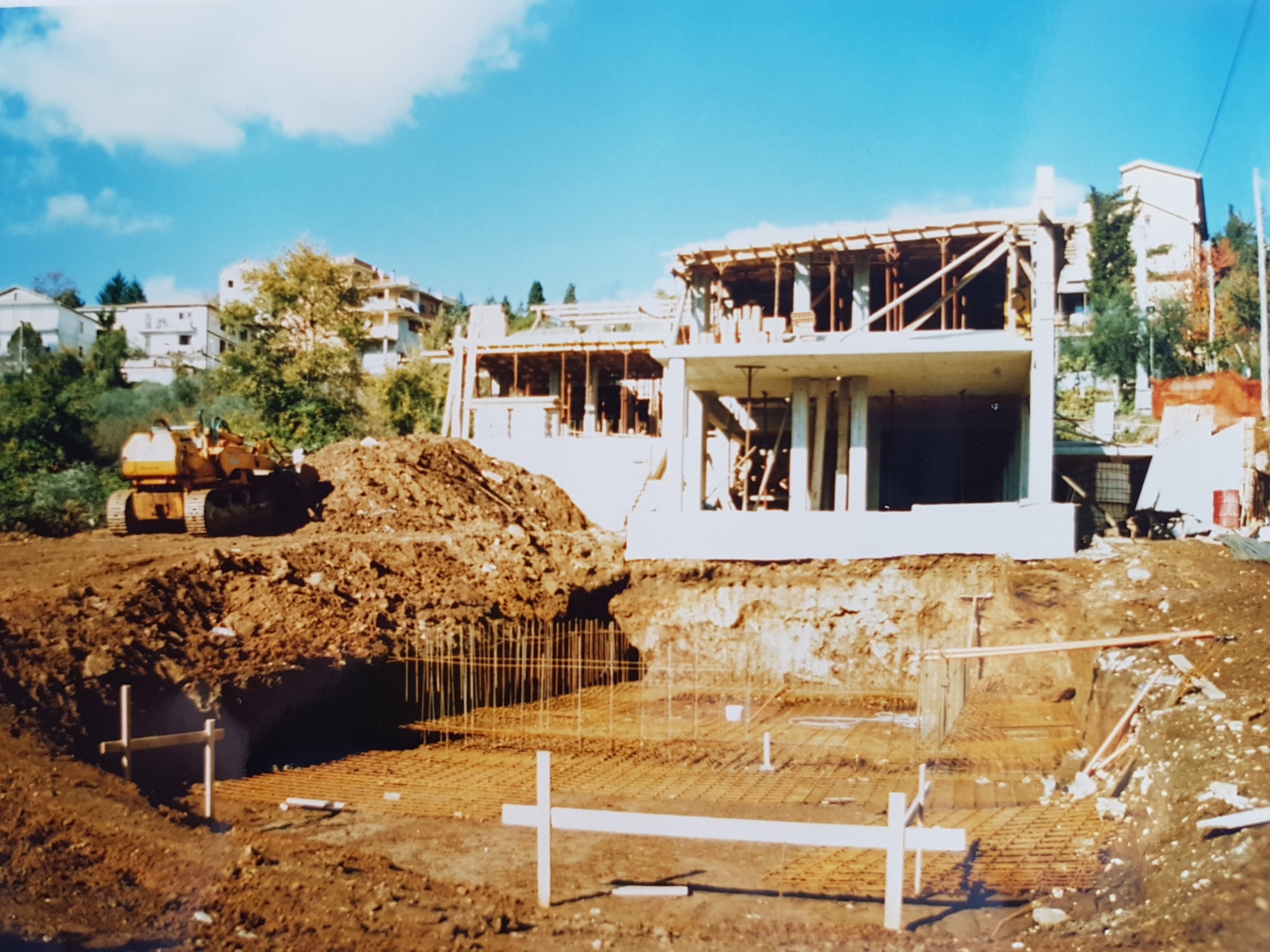 意大利橄榄树丛中的双层别墅设计-64