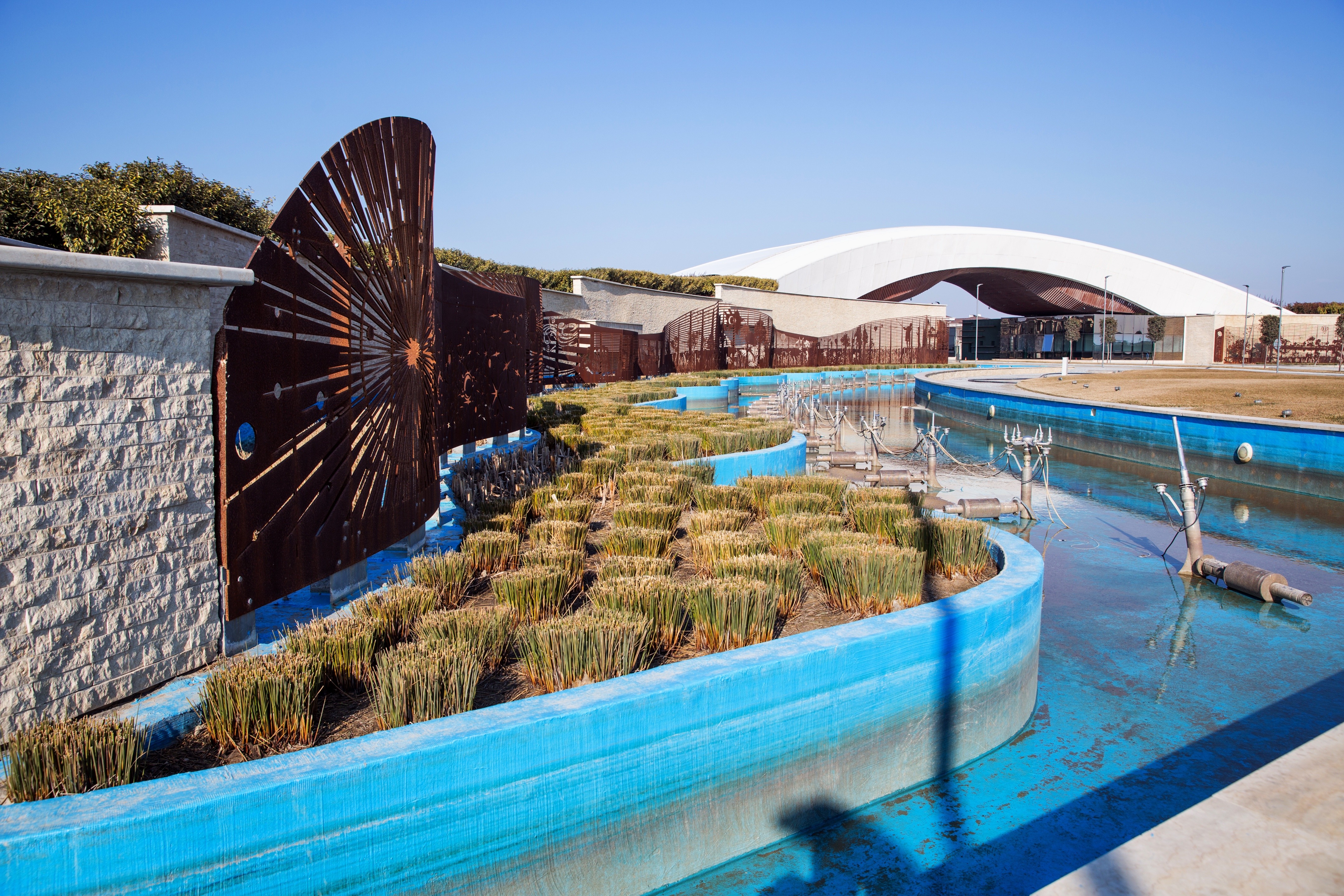 阿塞拜疆 IDEA 公司打造梦幻高尔夫俱乐部入口巨型艺术装置-9