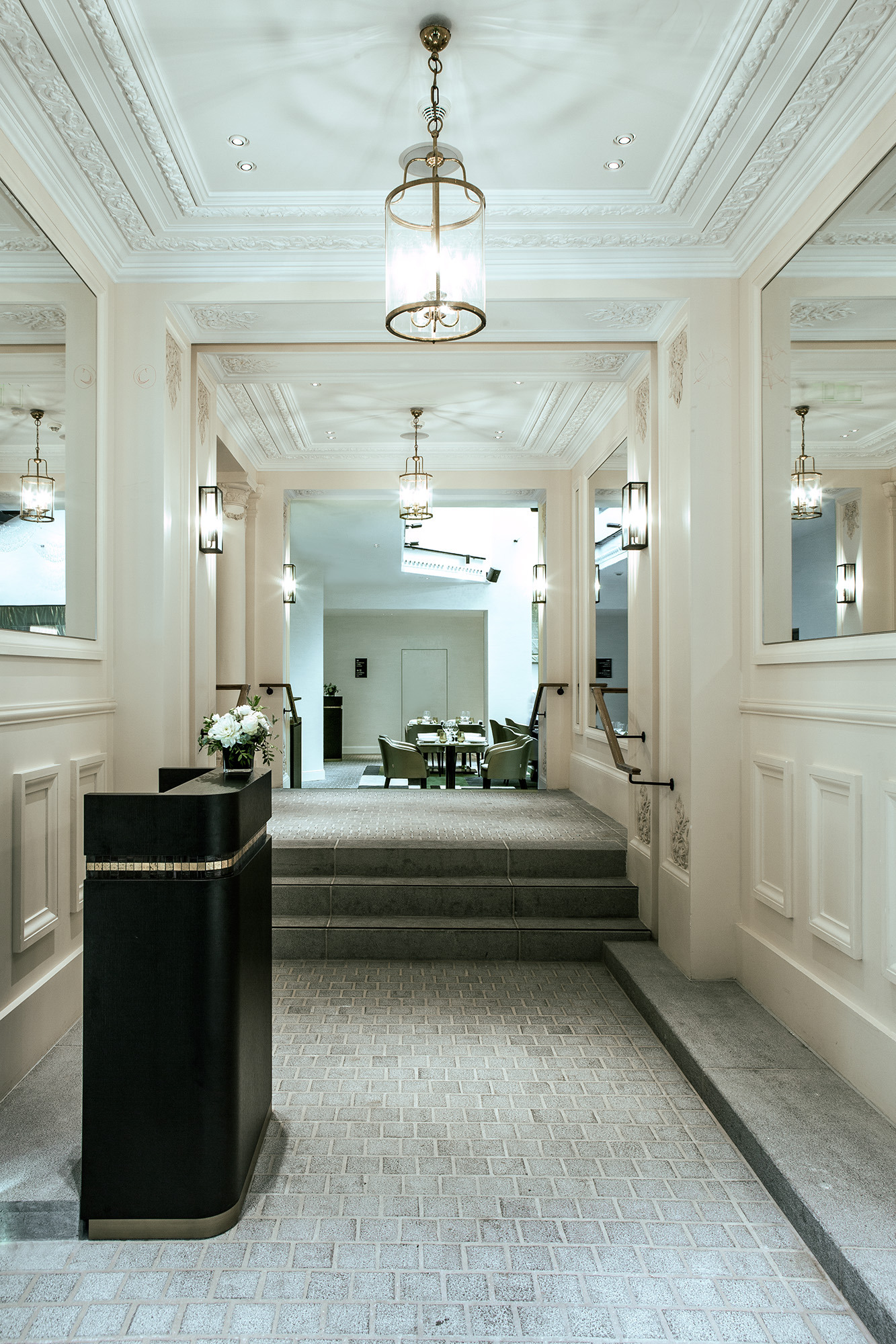 巴黎馥颂酒店 | 粉色与黑色演绎的法式浪漫-5