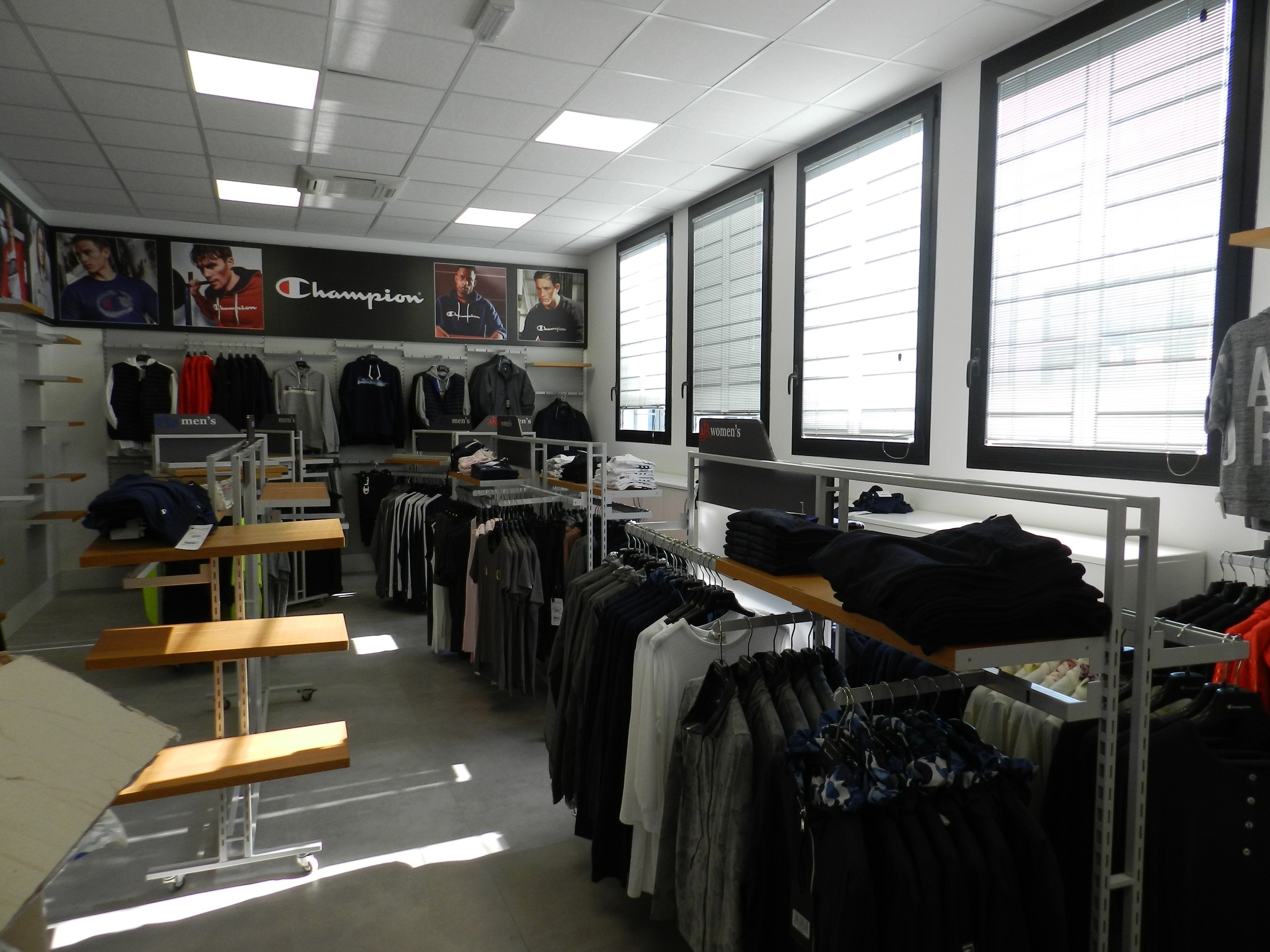 运动服饰专卖店设计-16