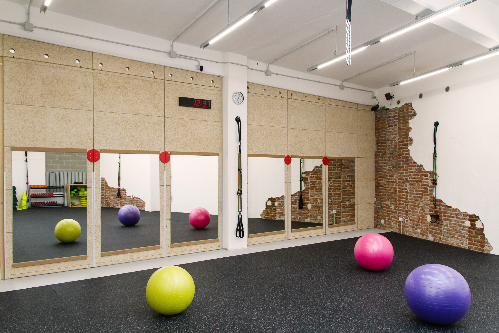 灵活多变的工业风健身空间-9