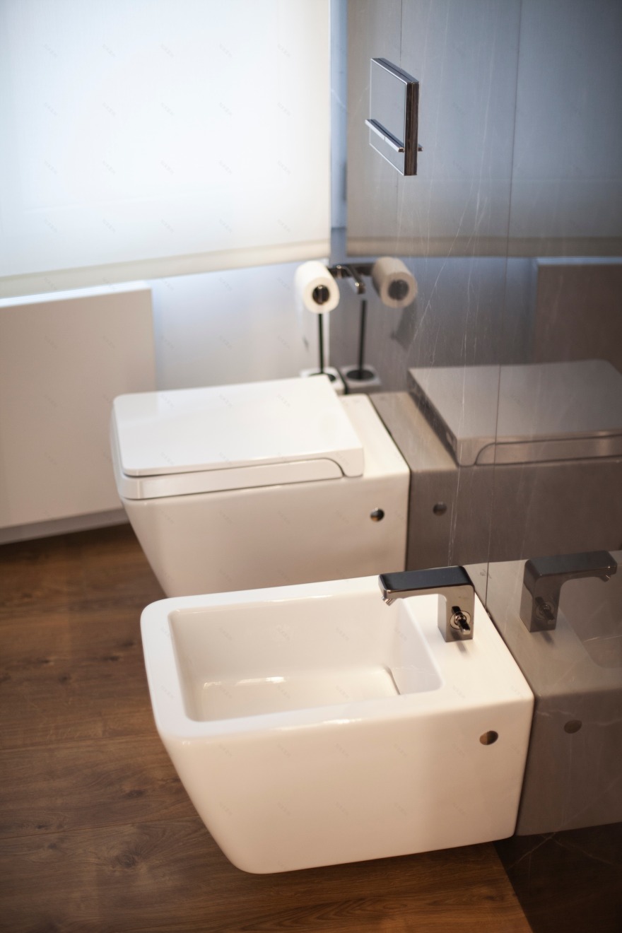 极简风格顶层公寓,温暖木质地板与经典黑白浴室设计-26