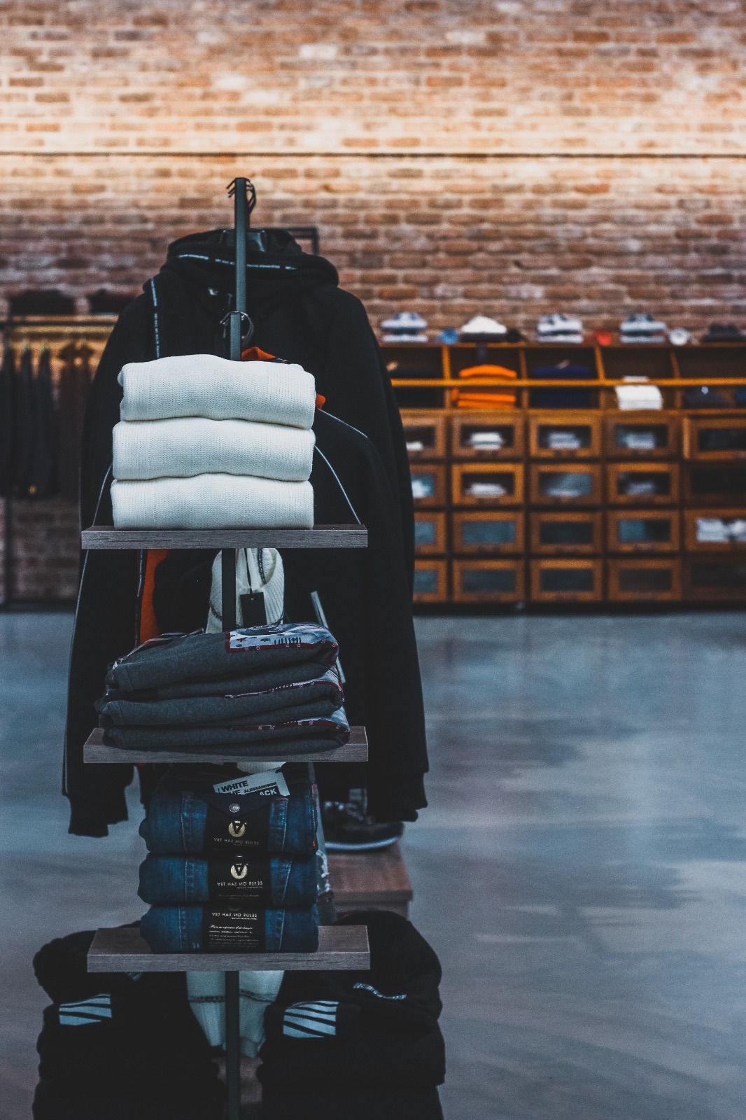 废弃工业建筑的时尚变身——Ghelfi 服装店室内设计-13