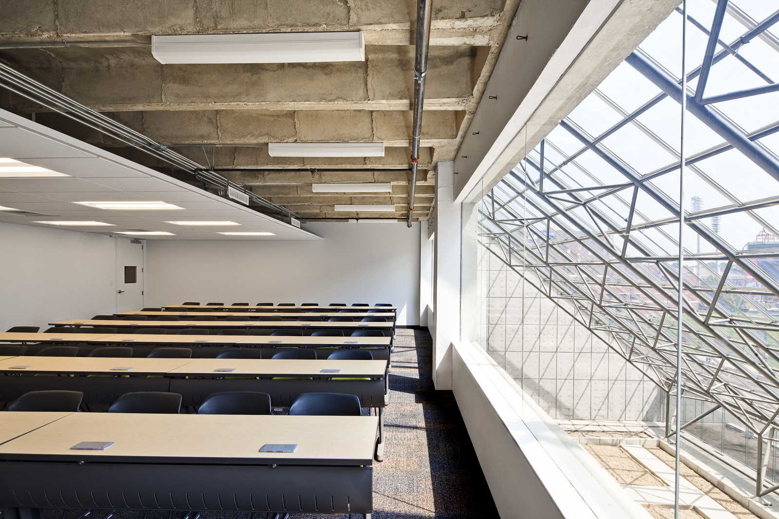 废弃银行变身为创意音乐学院-7