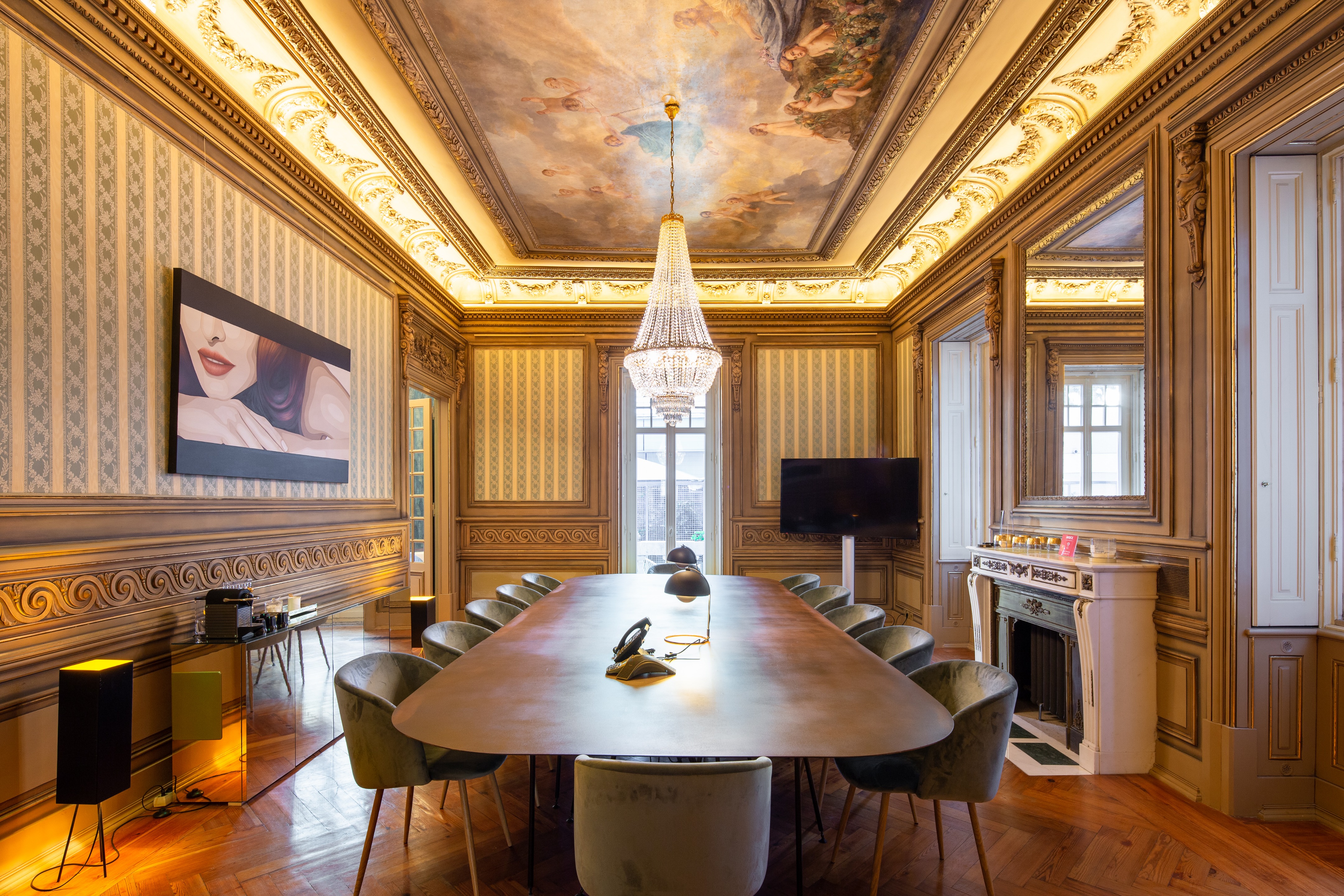 葡萄牙历史建筑翻新，打造艺术气息浓厚的办公空间-1