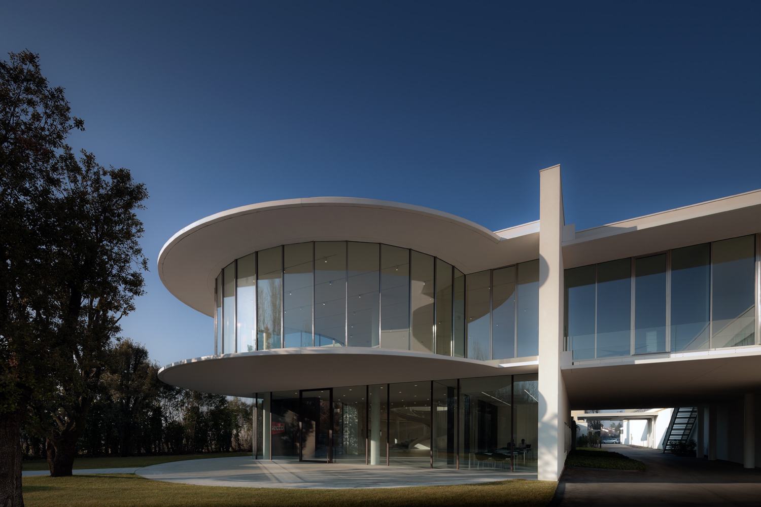 意式风格的 Secco Sistemi 总部办公空间设计-0