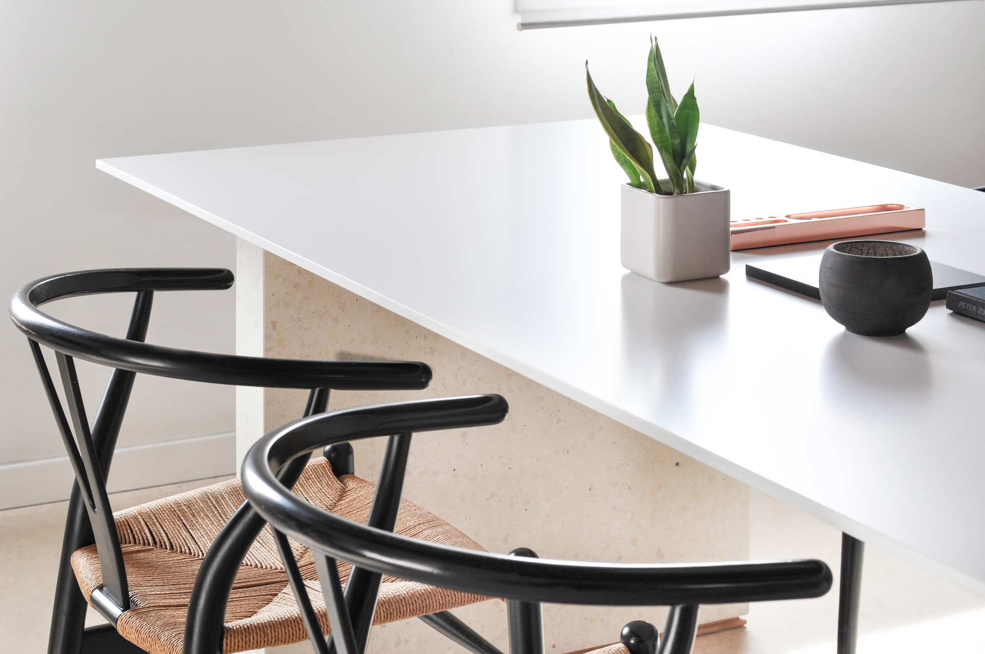 极简纯白桌子设计-6