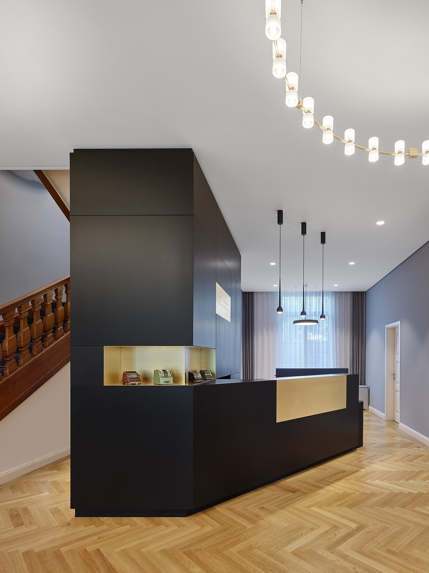 历史与现代交融的办公空间设计-1