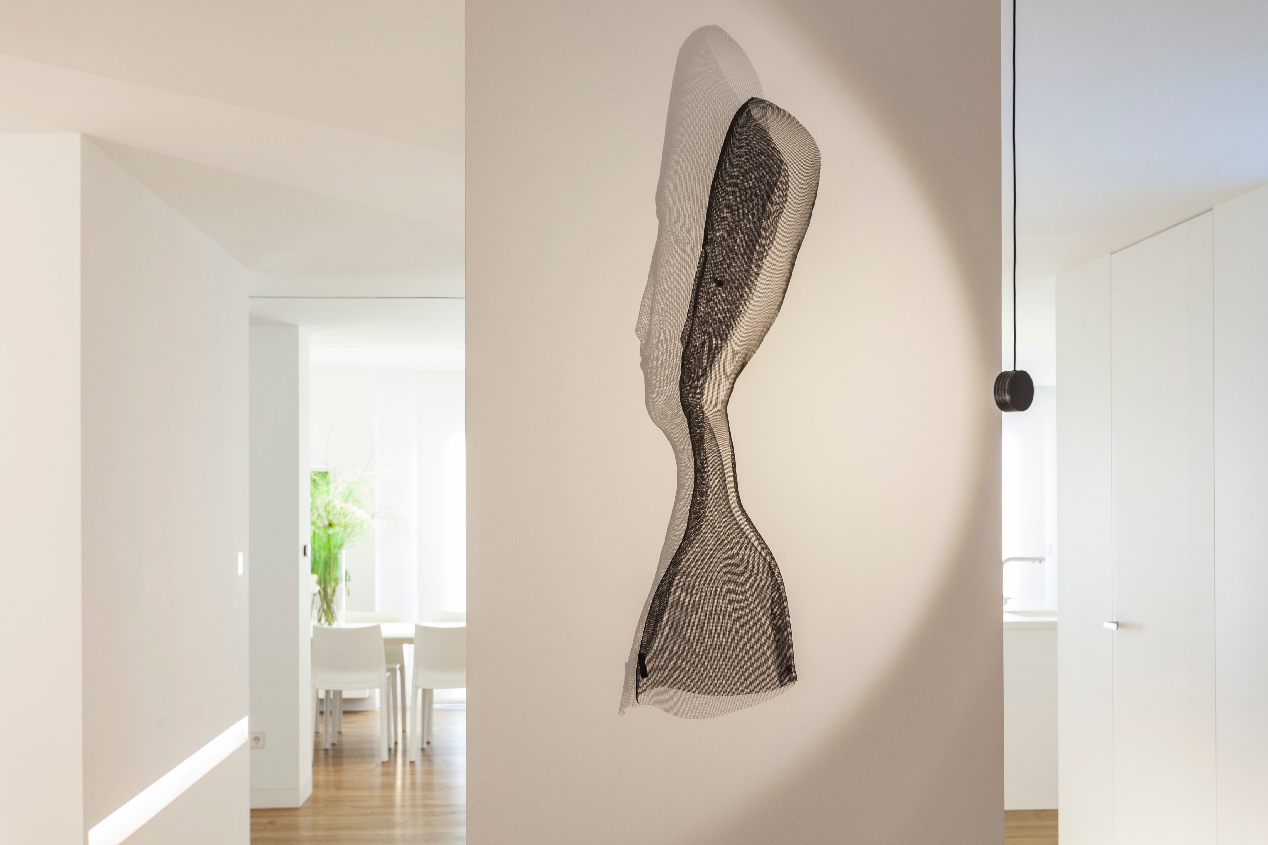 极简风格顶层公寓，温暖木质地板与经典黑白浴室设计-18