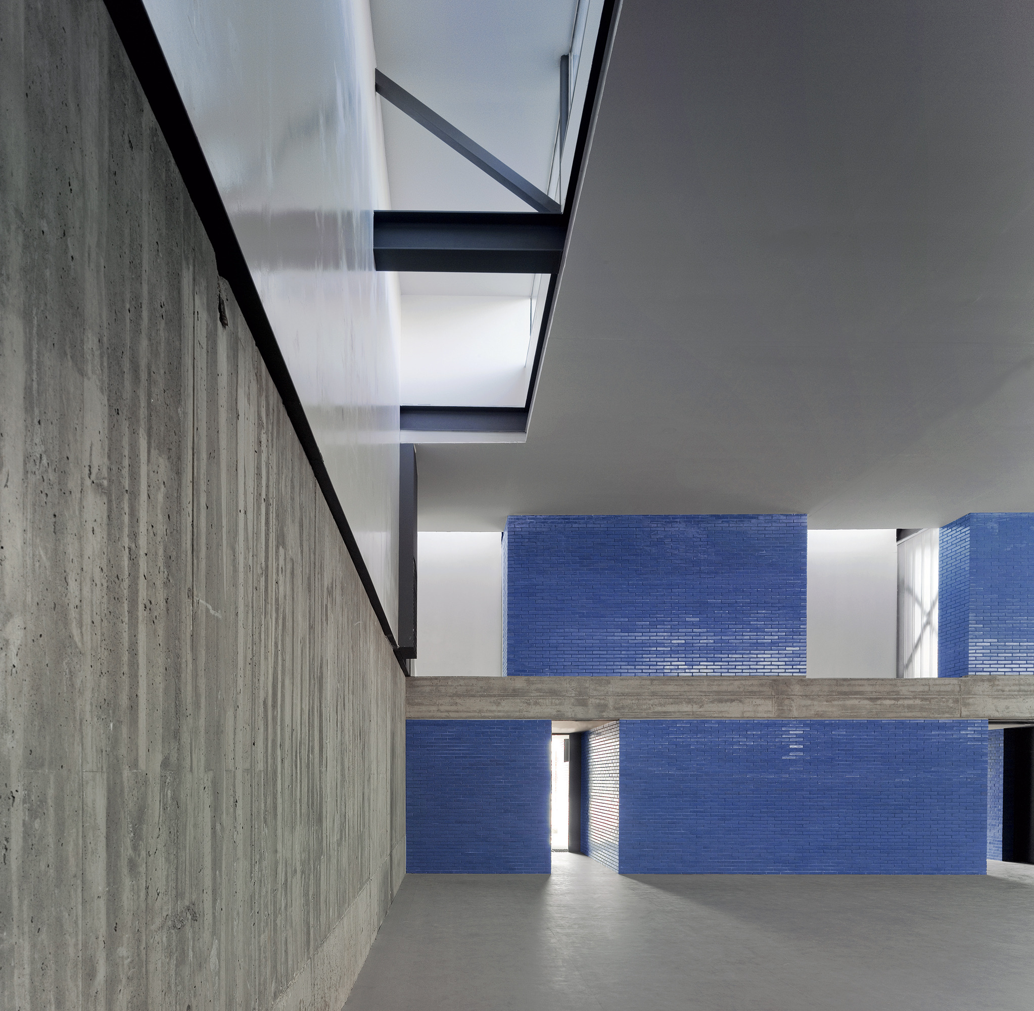 杰拉伊斯中学健身馆 | 双层结构与自然光设计-0